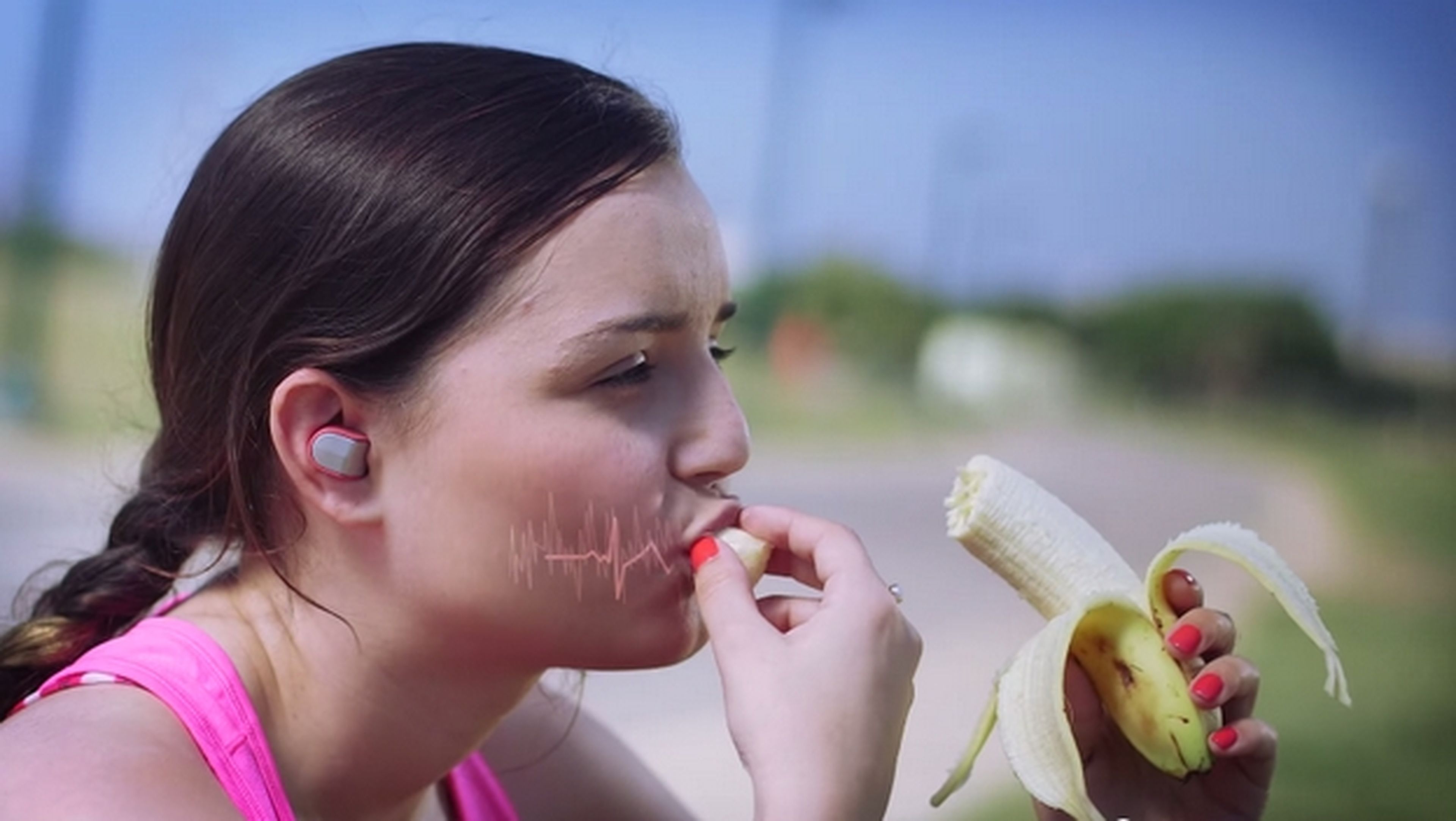 BitBite, el gadget wearable que se coloca en la oreja y te enseña a masticar la comida. También te ofrece consejos de nutrición.