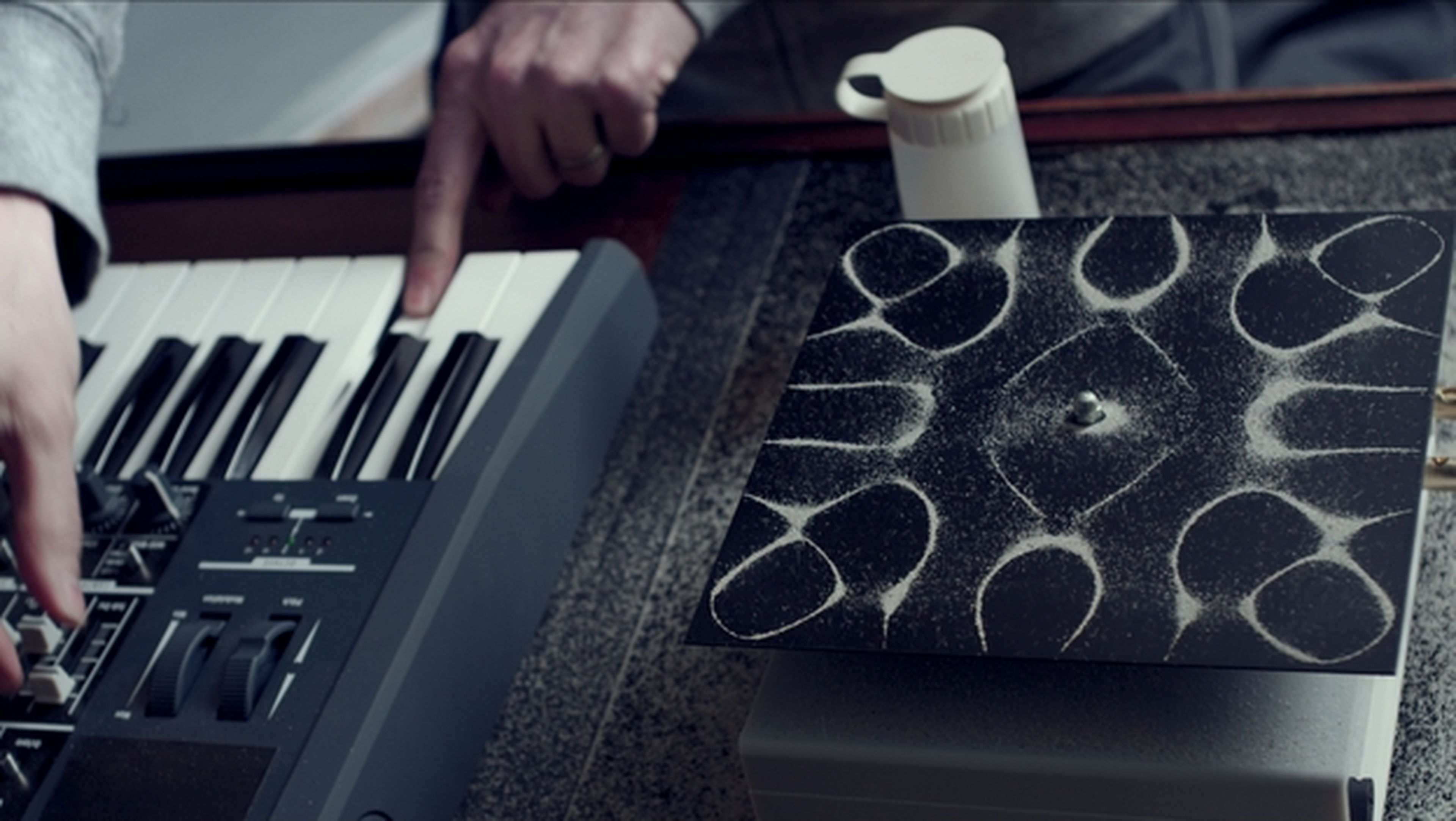 Cymatics, el arte de visualizar las ondas de sonido en un espectacular vídeoclip del artista Nigel Stanford.