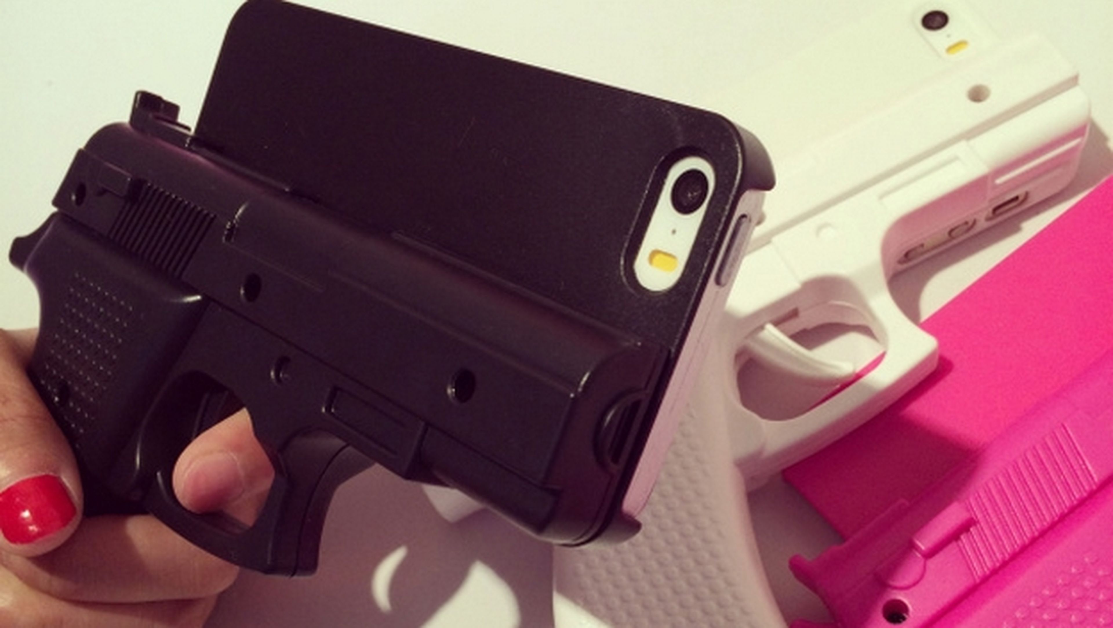 Una funda con forma de pistola para iPhone 5S y iPhone 6 causa polémica.