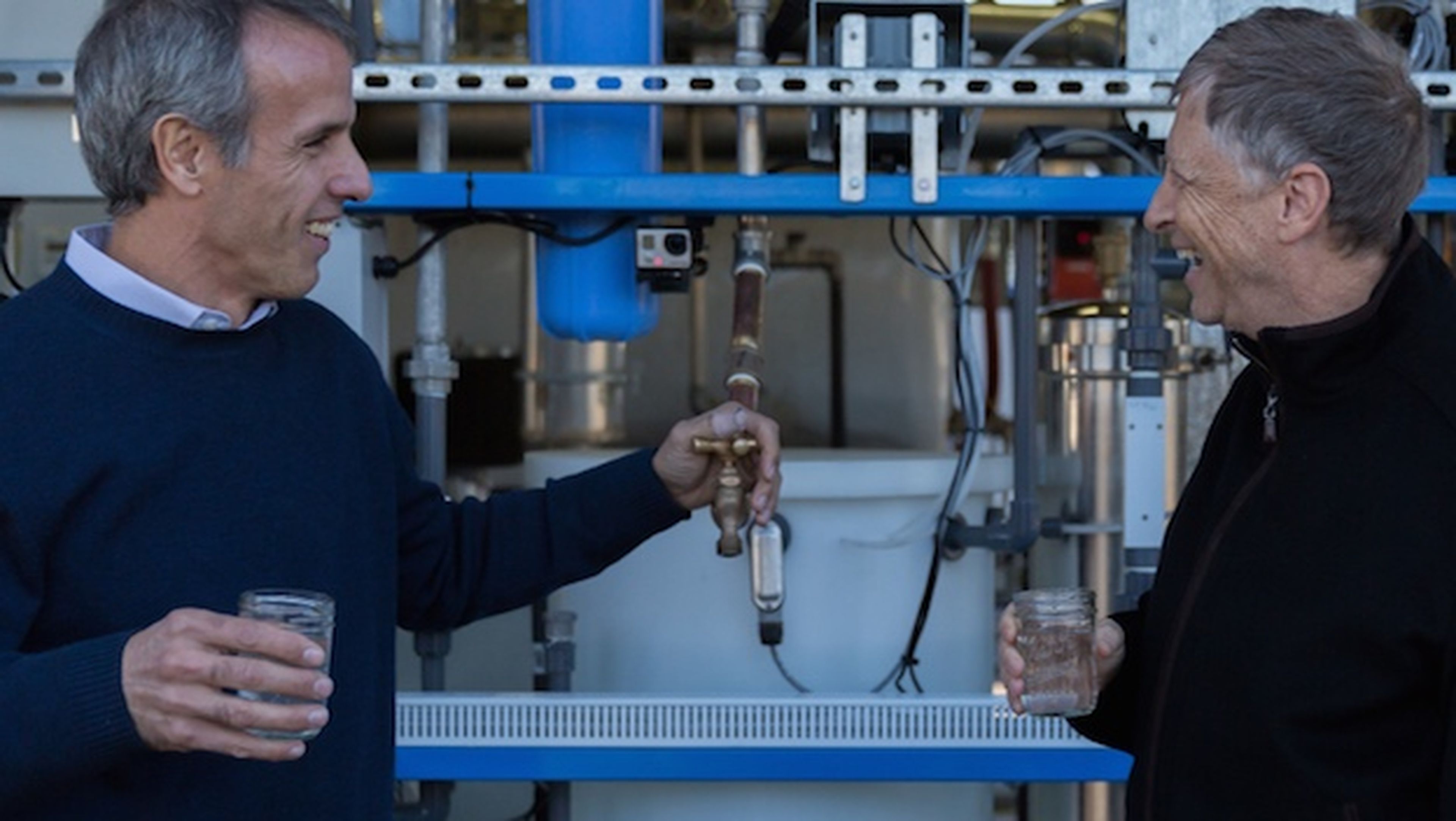 Bill Gates anuncia máquina que convierte excremento en agua