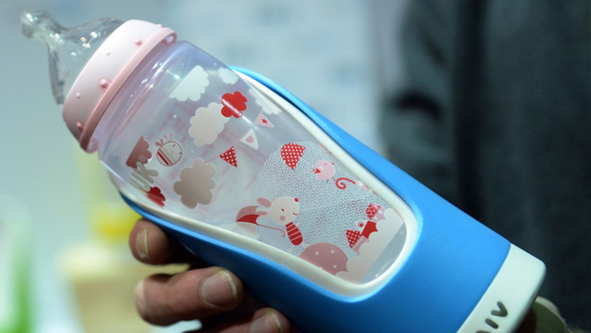 Baby GiGL es un biberón inteligente. Se conecta al smartphone e informa de cuánto ha consumido tu bebé. Los 18 gadgets y wearables más curiosos y extraños de CES 2015