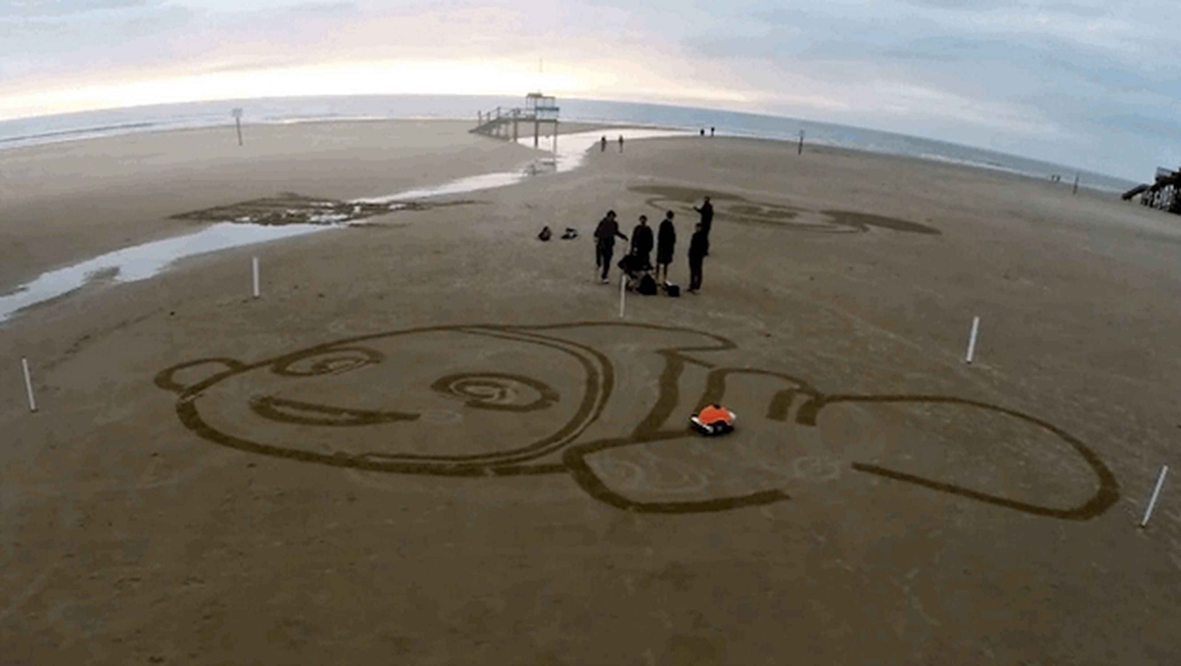BeachBot, el robot de Disney que hace dibujos en la arena de la playa.