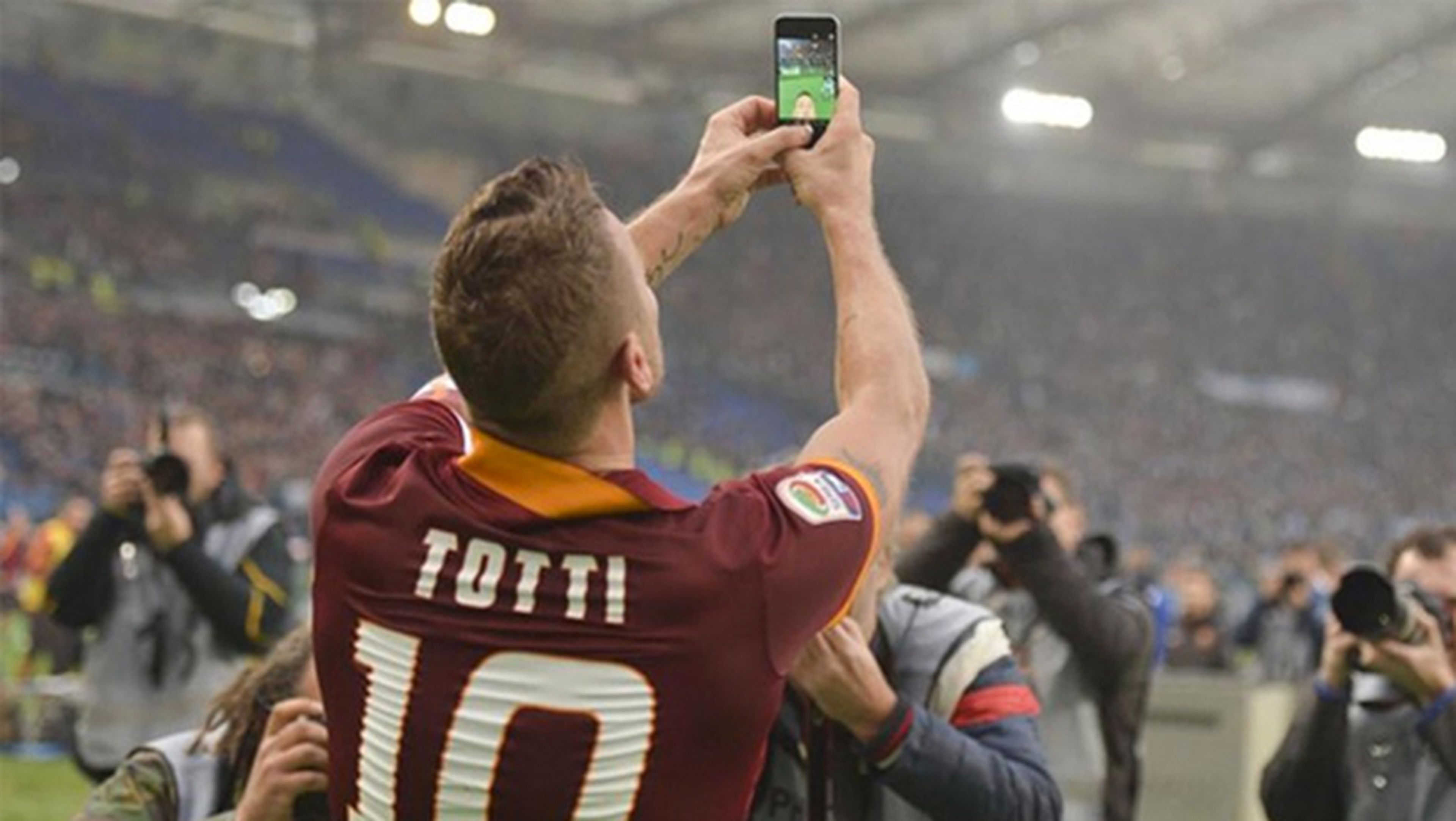 Totti hace un selfie en la celebración de su gol con la Roma