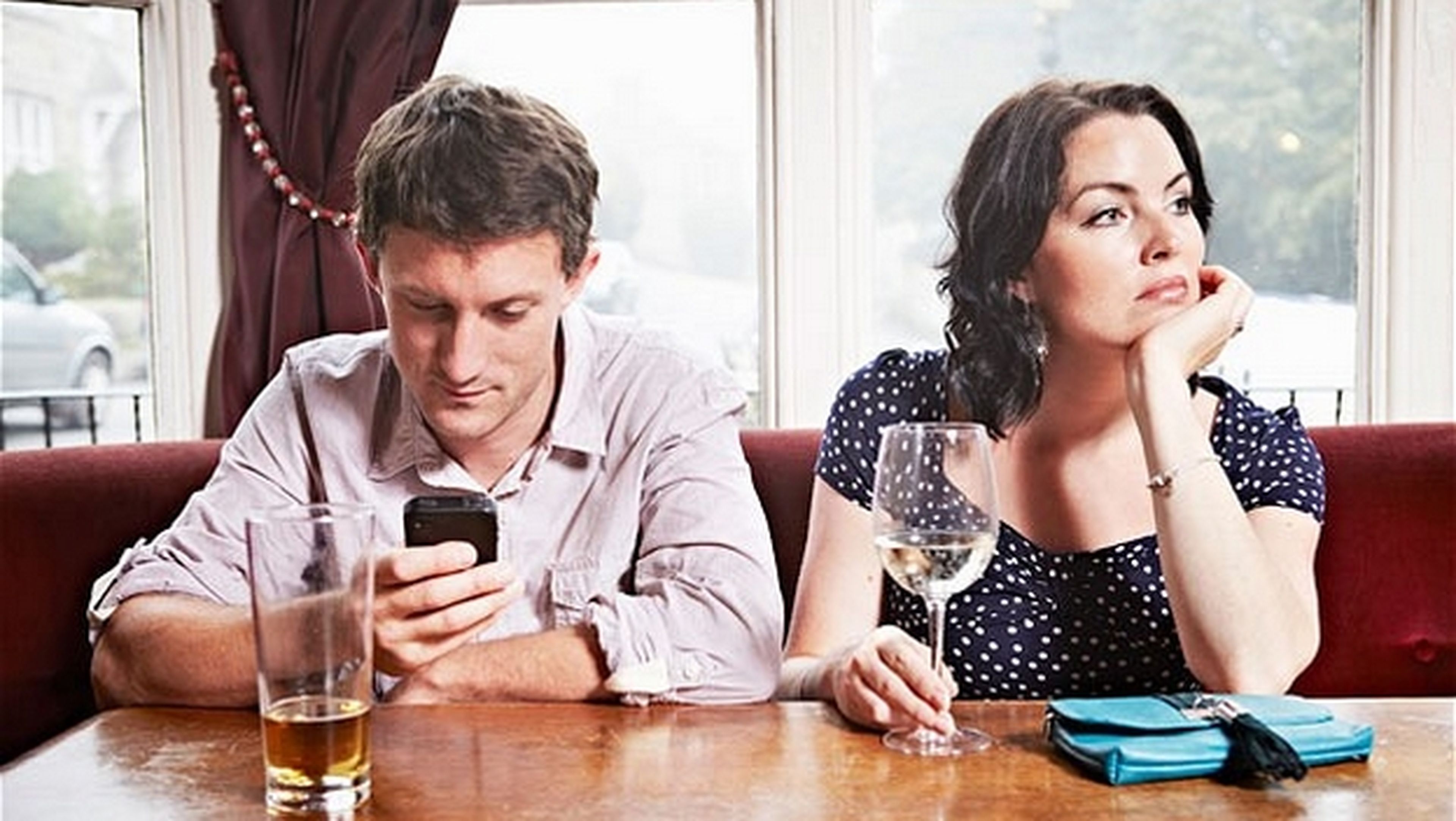 un estudio asegura qe los españoles prefieren el móvil antes que charlar con su pareja.