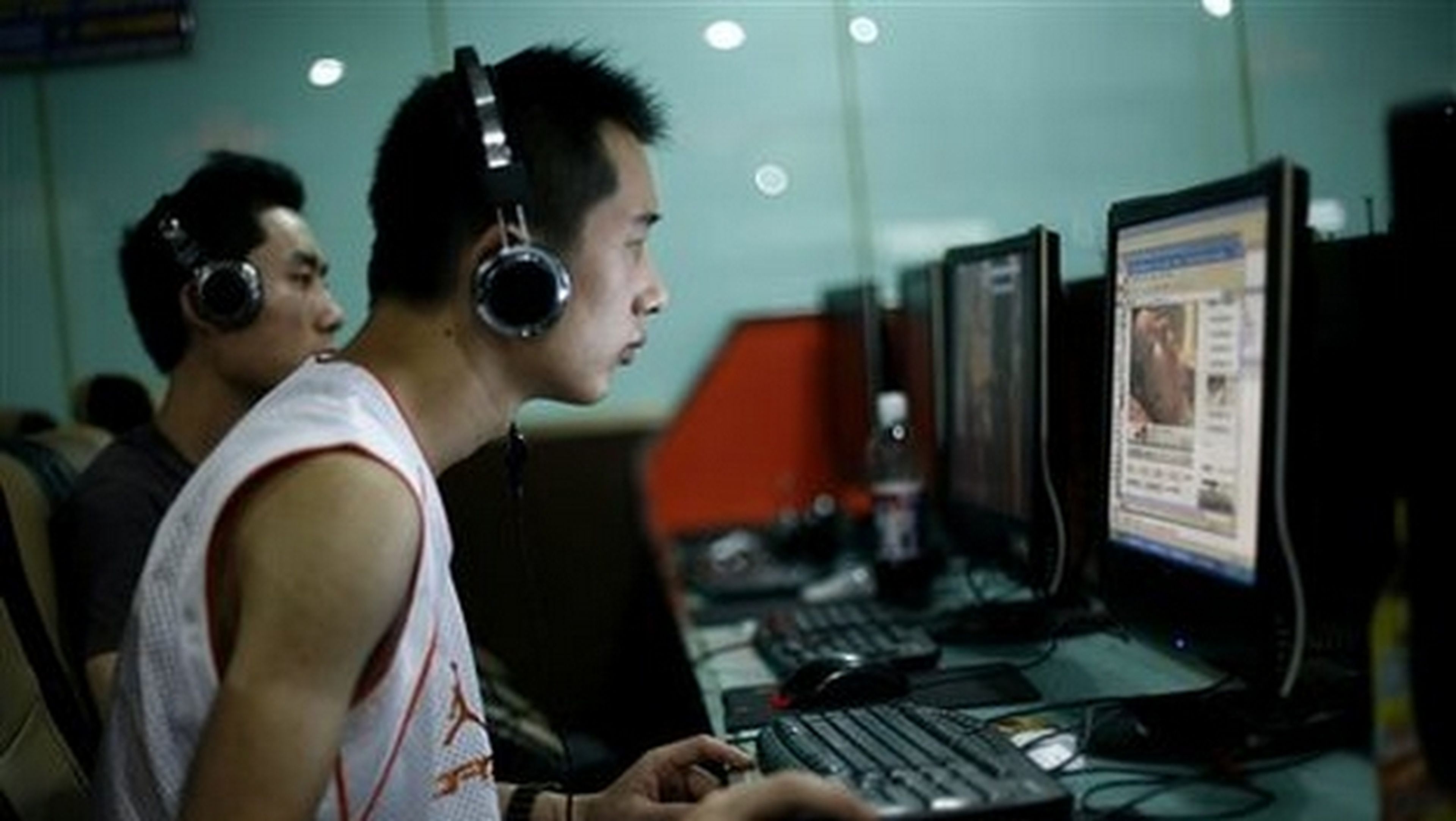 Joven chino se corta la mano para curar adicción a Internet.
