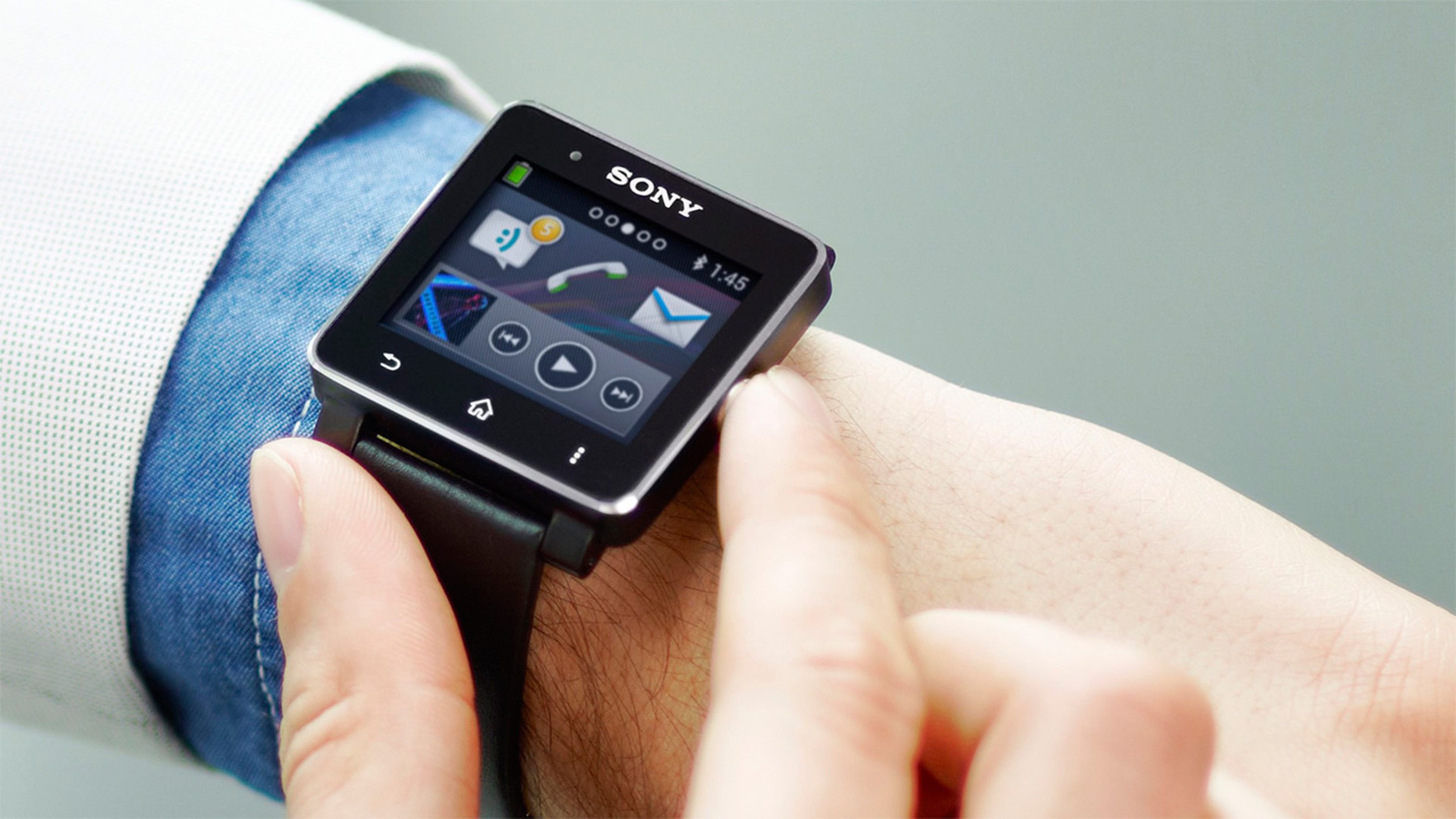 Universidades británicas prohibirán smartwatches en exámenes.