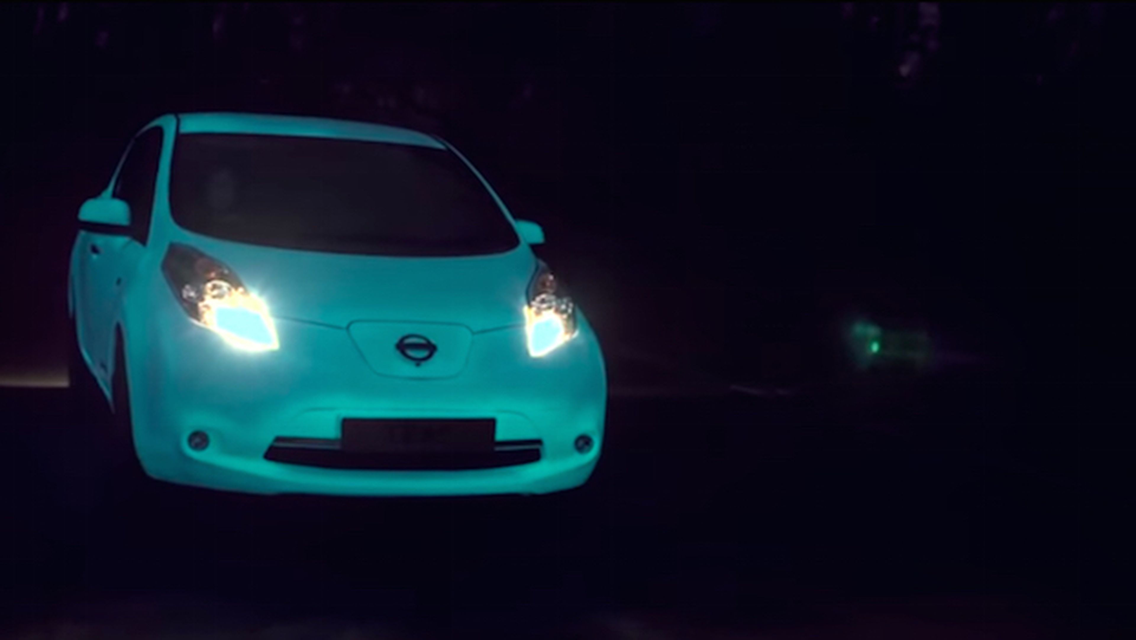 Nissan crea el primer coche que brilla en la oscuridad