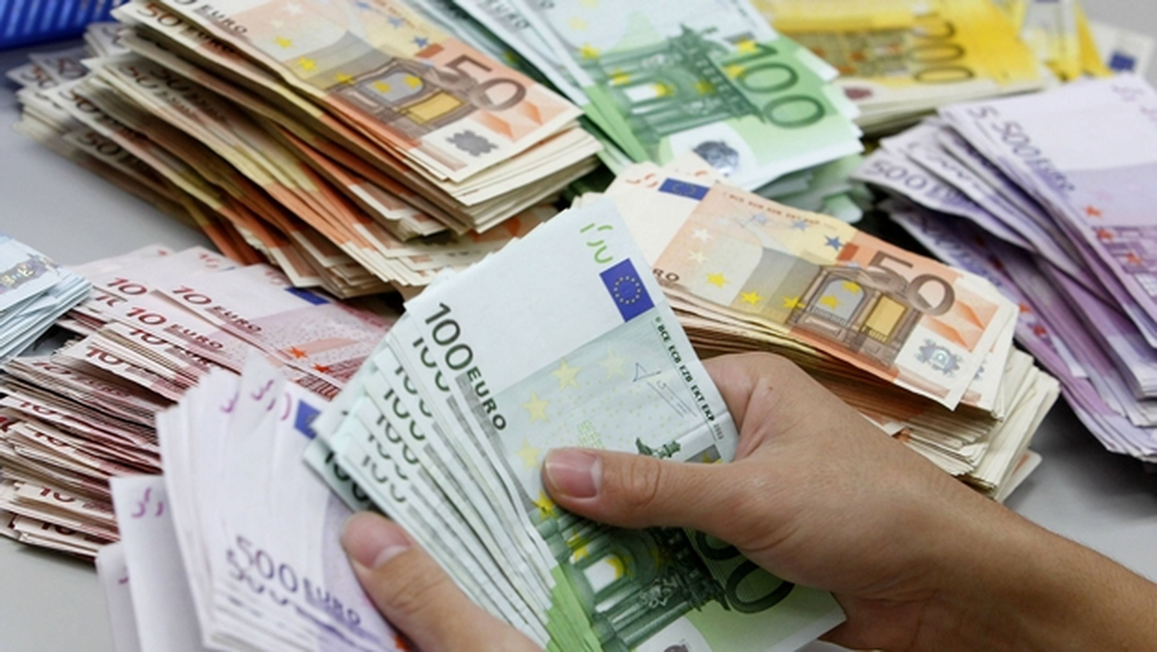 Cinco trucos para detectar billetes de euro falsos.
