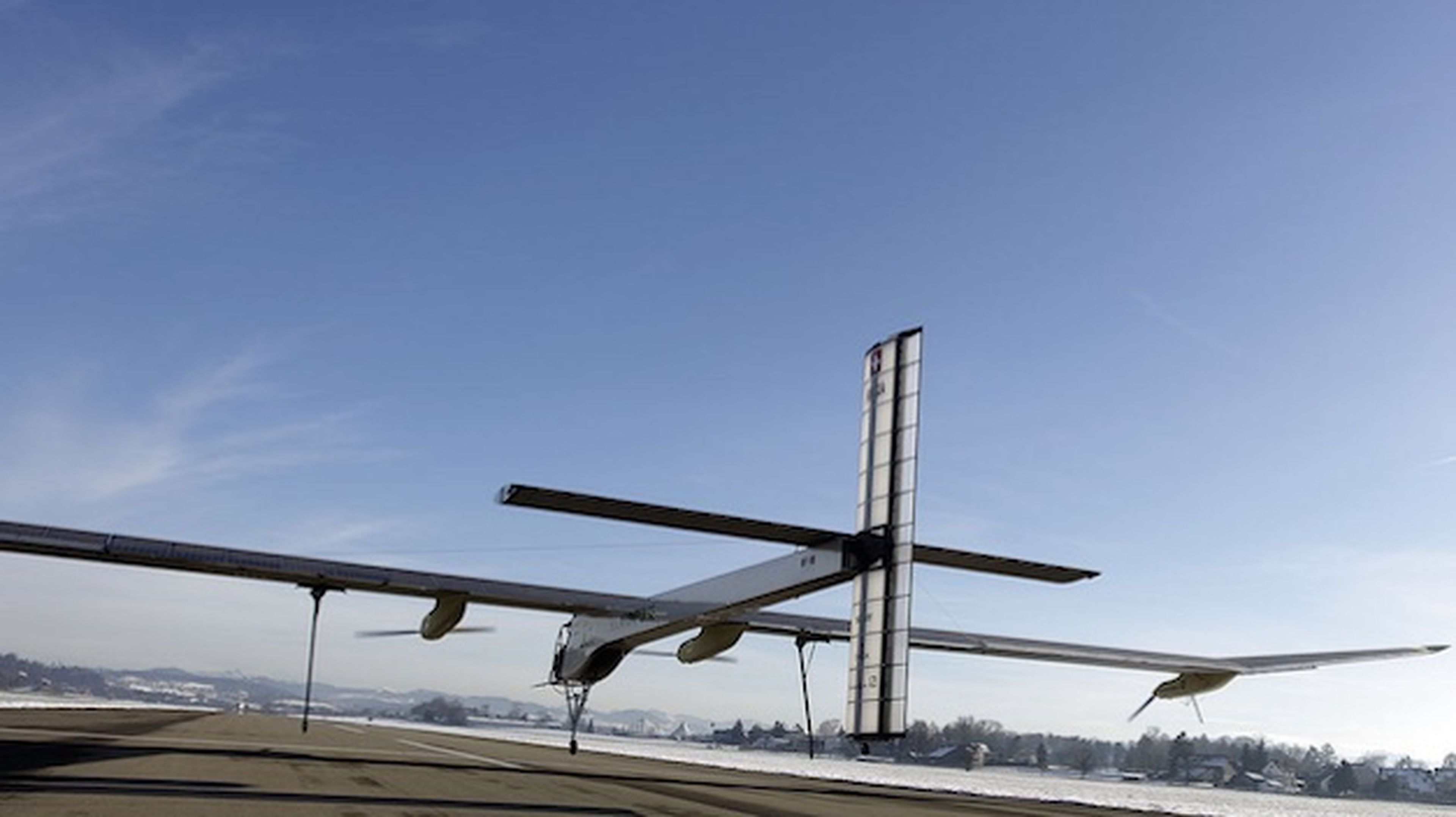 El primer avión Solar Impulse 2 comienza su vuelta al mundo