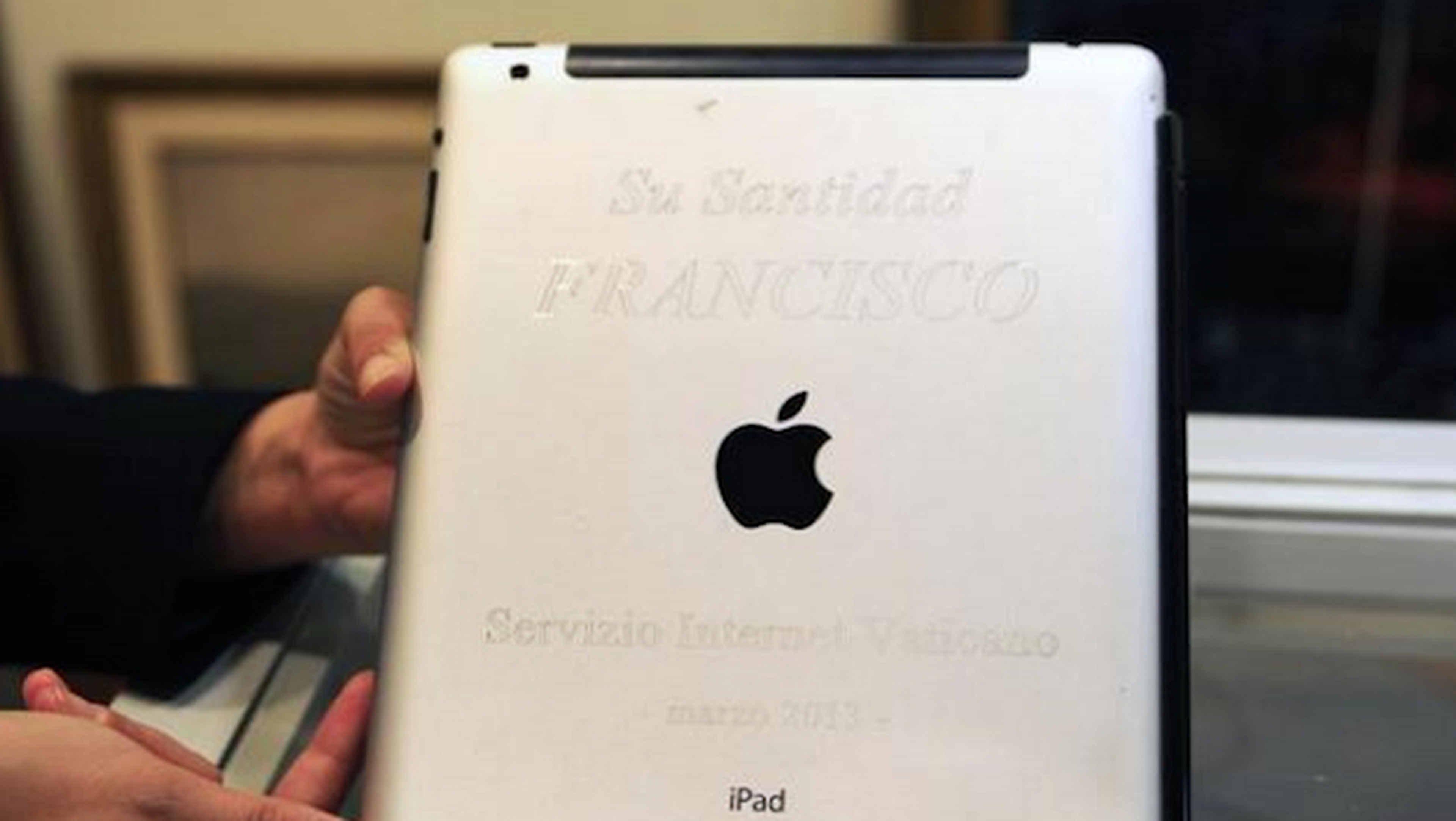 ¿Quieres el iPad del Papa Francisco? Sale a subasta en abril