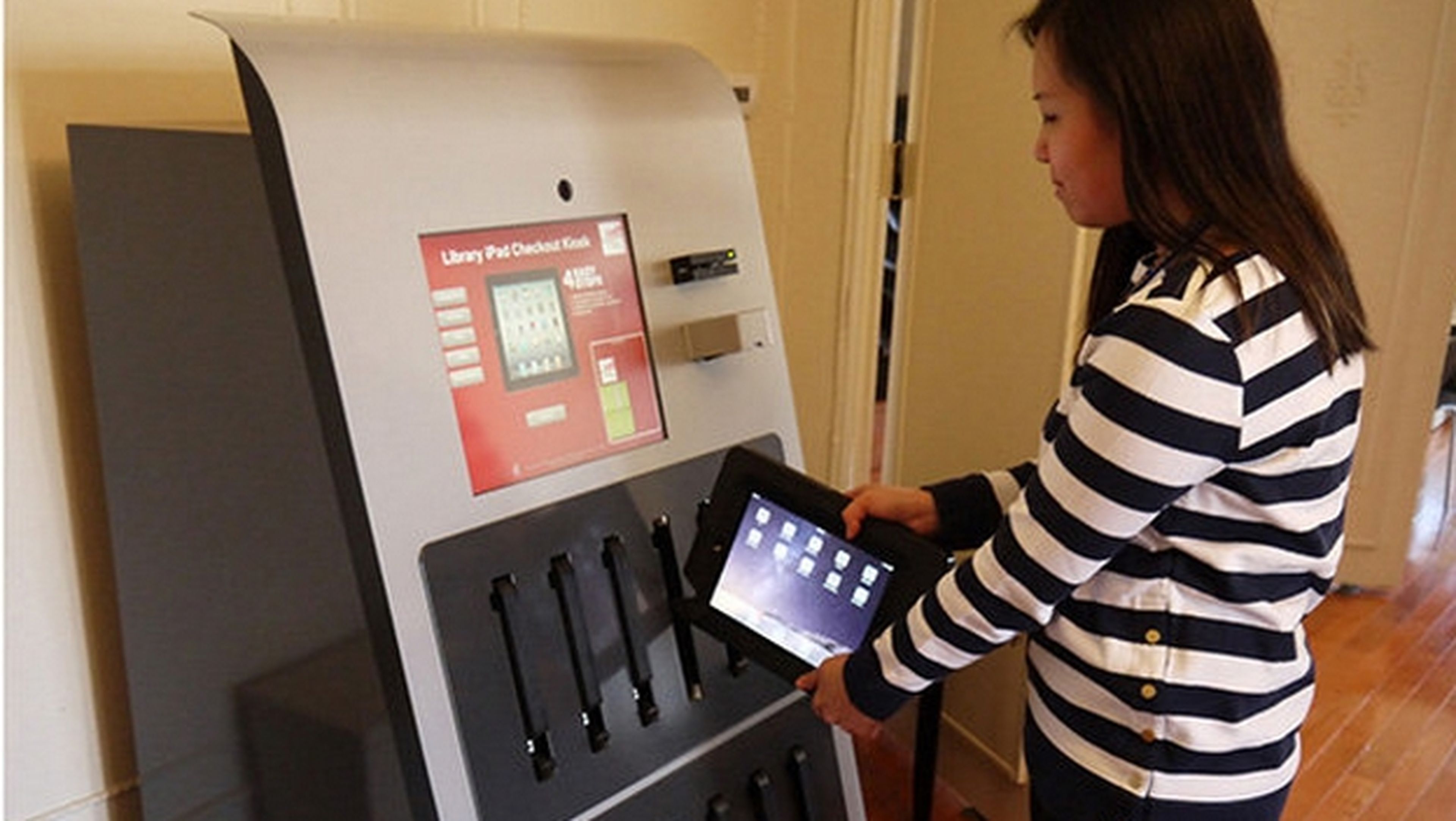 Instalan una máquina expendedora de iPads para estudiantes.