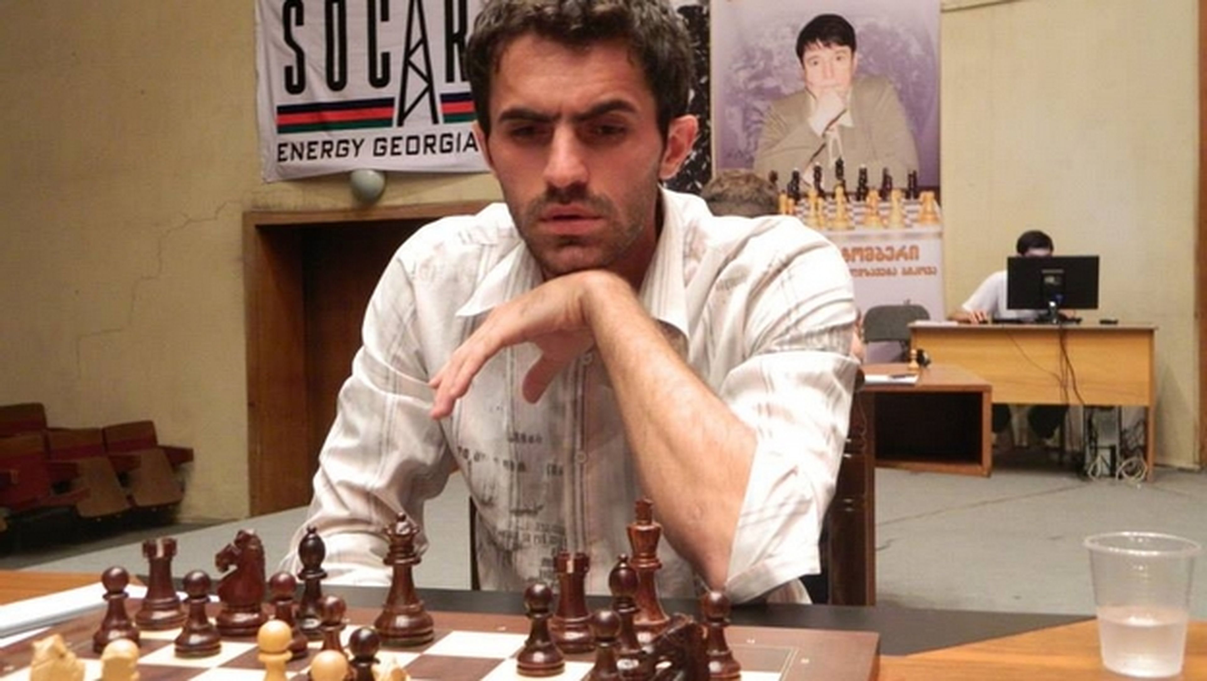 El Gran Maestro de Ajedrez Gaioz Nigalidze, pillado haciendo trampas con su iPhone durante una partida.