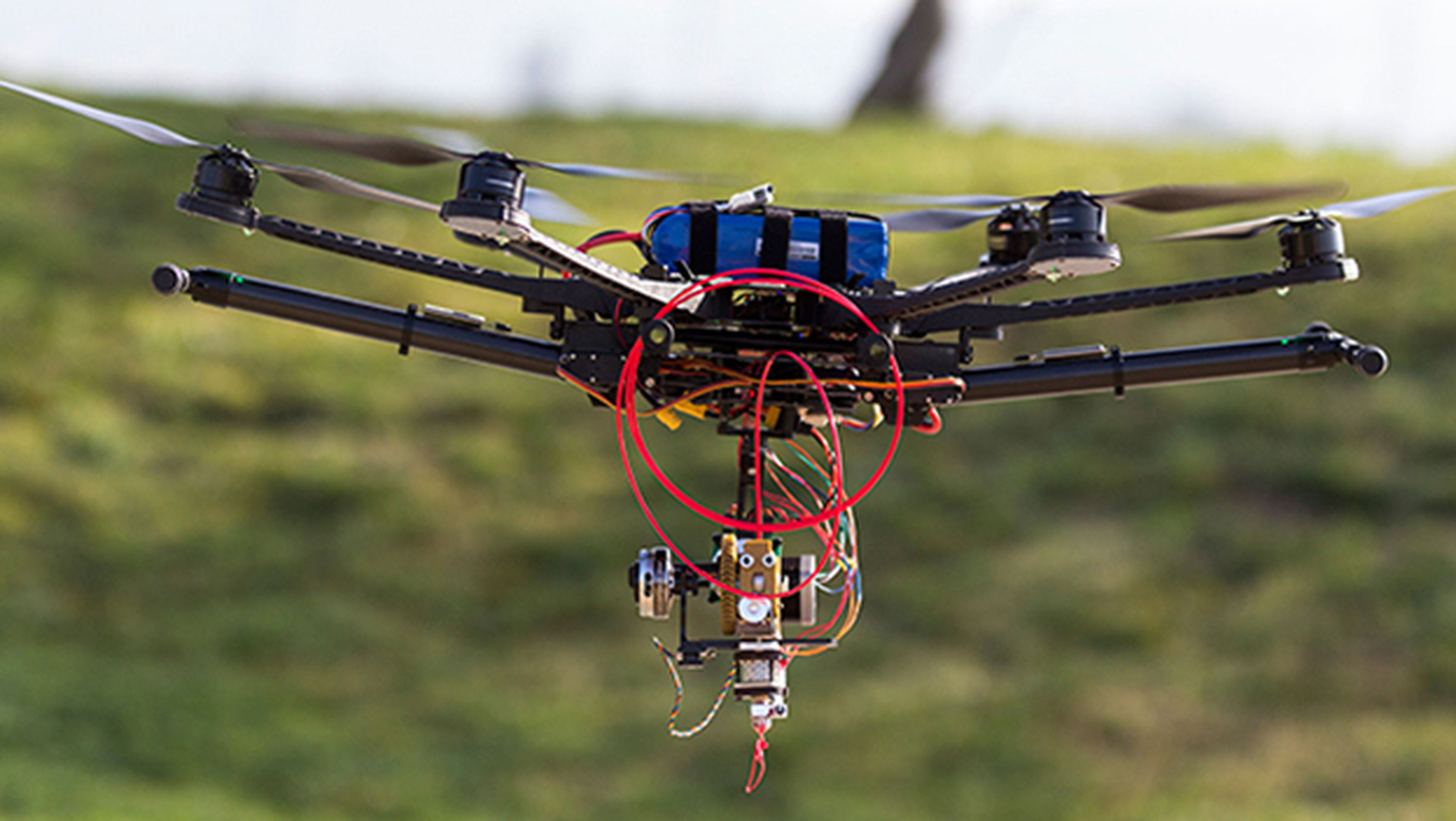 Crean un dron que lleva una impresora 3D para hacer refugios