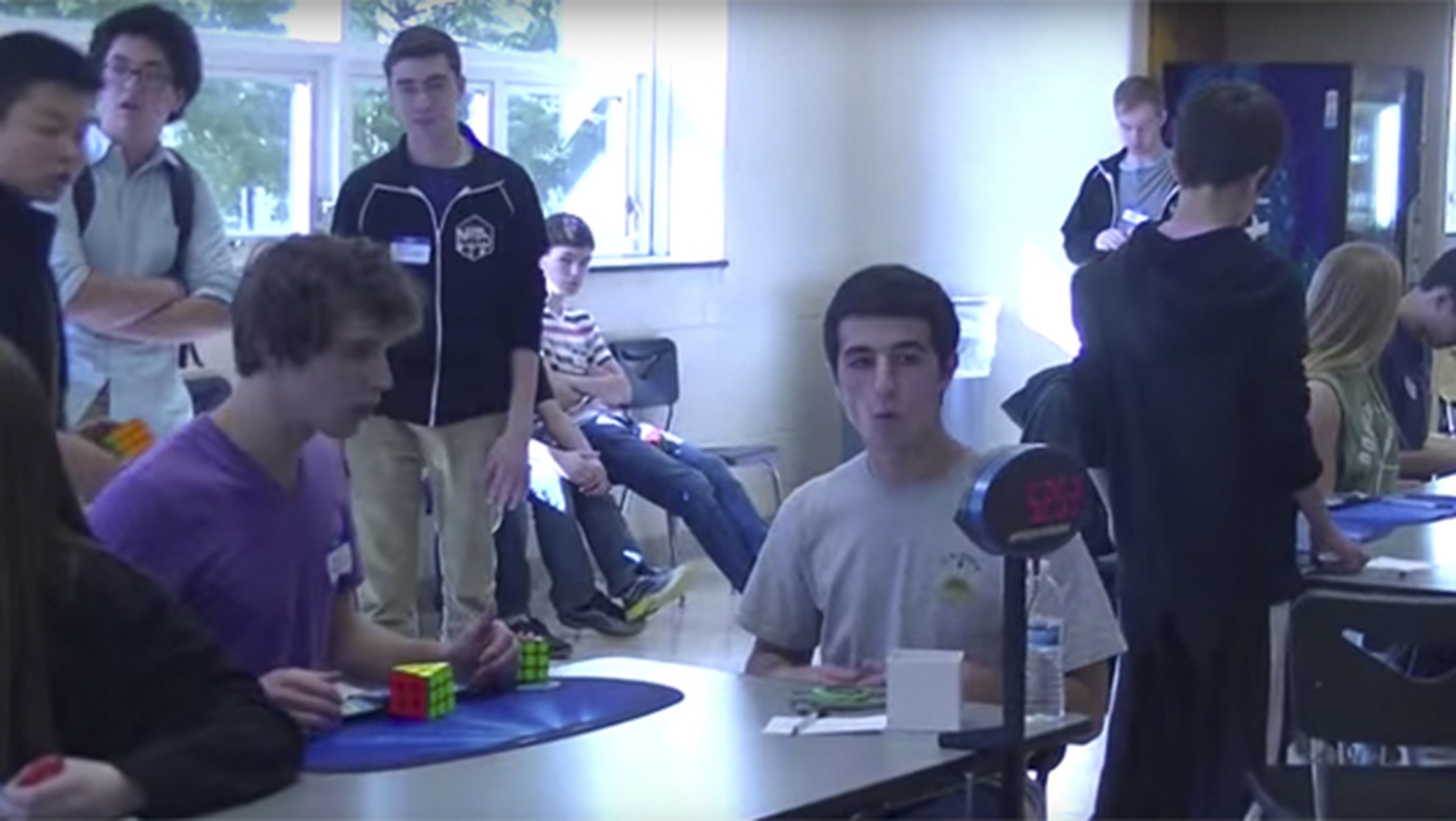 Un adolescente resuelve el cubo de Rubik en 5,25 segundos