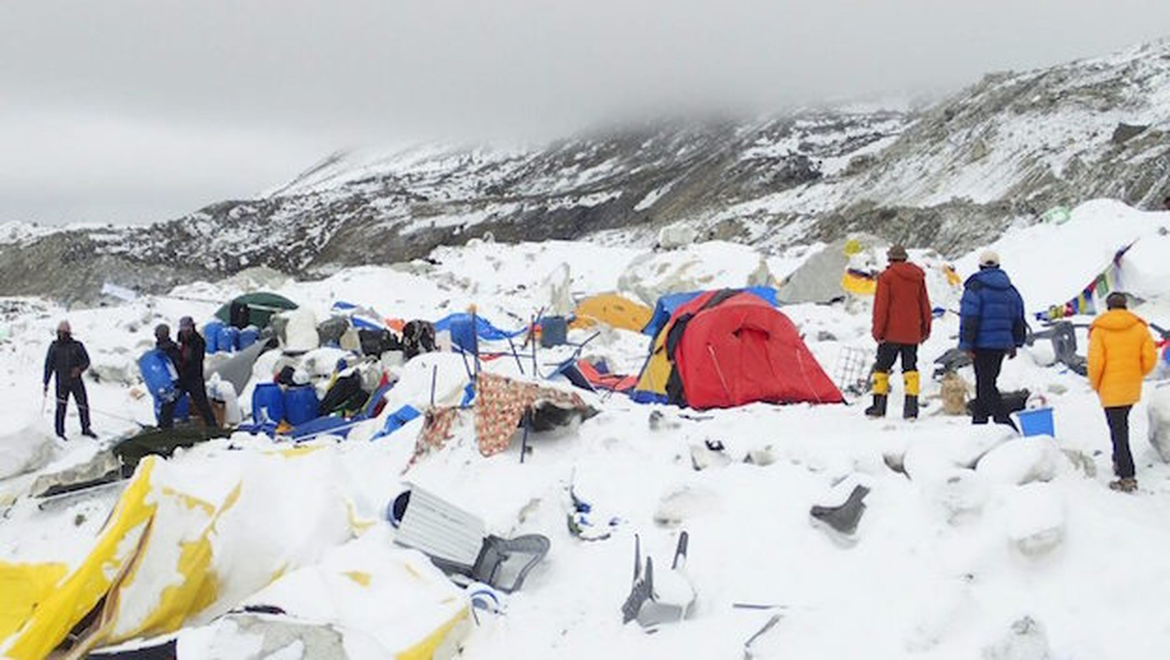 El campamento en la base del Everest quedó sepultado en una avalancha