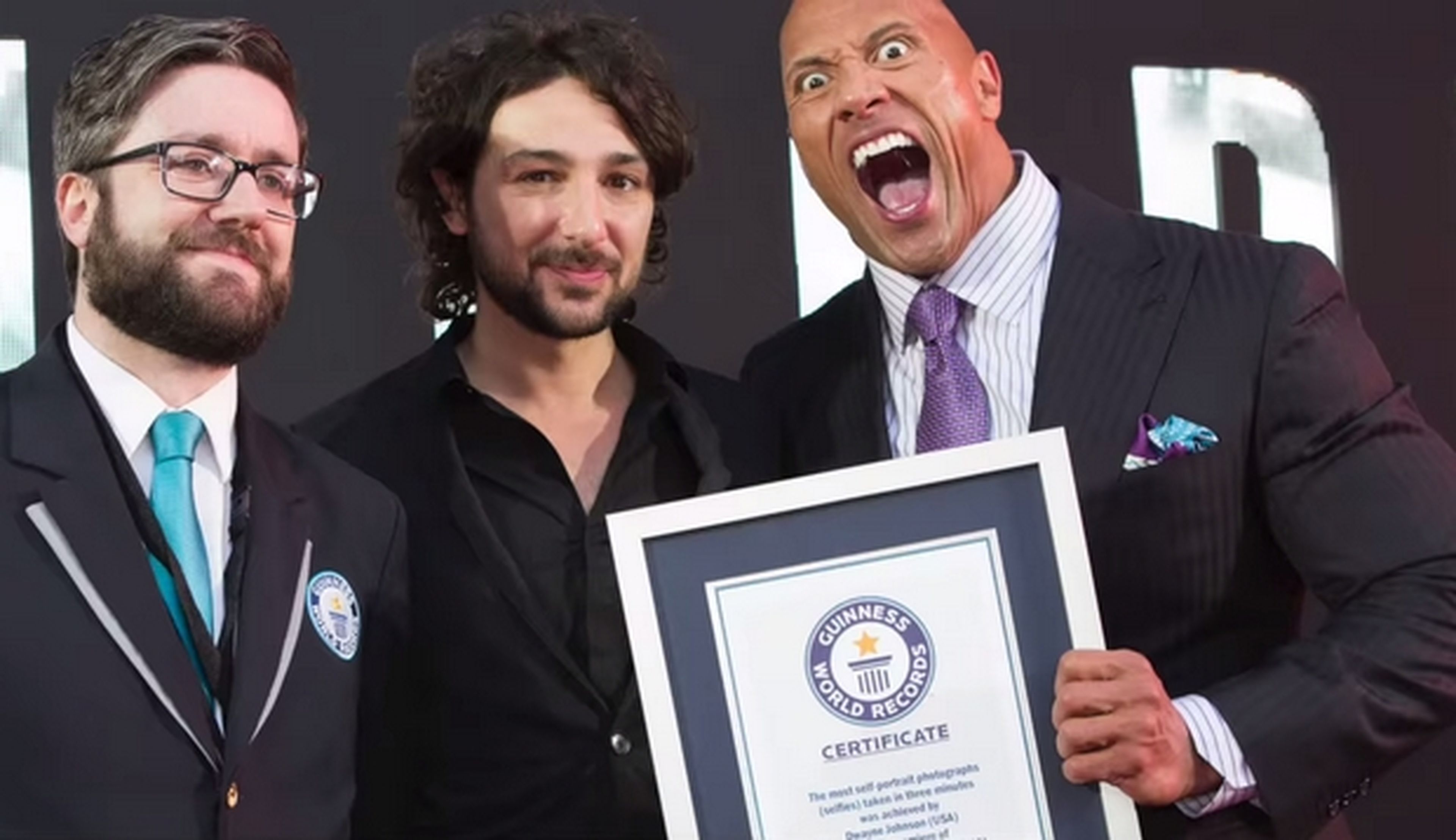 The Rock bate el récord del mundo de selfies