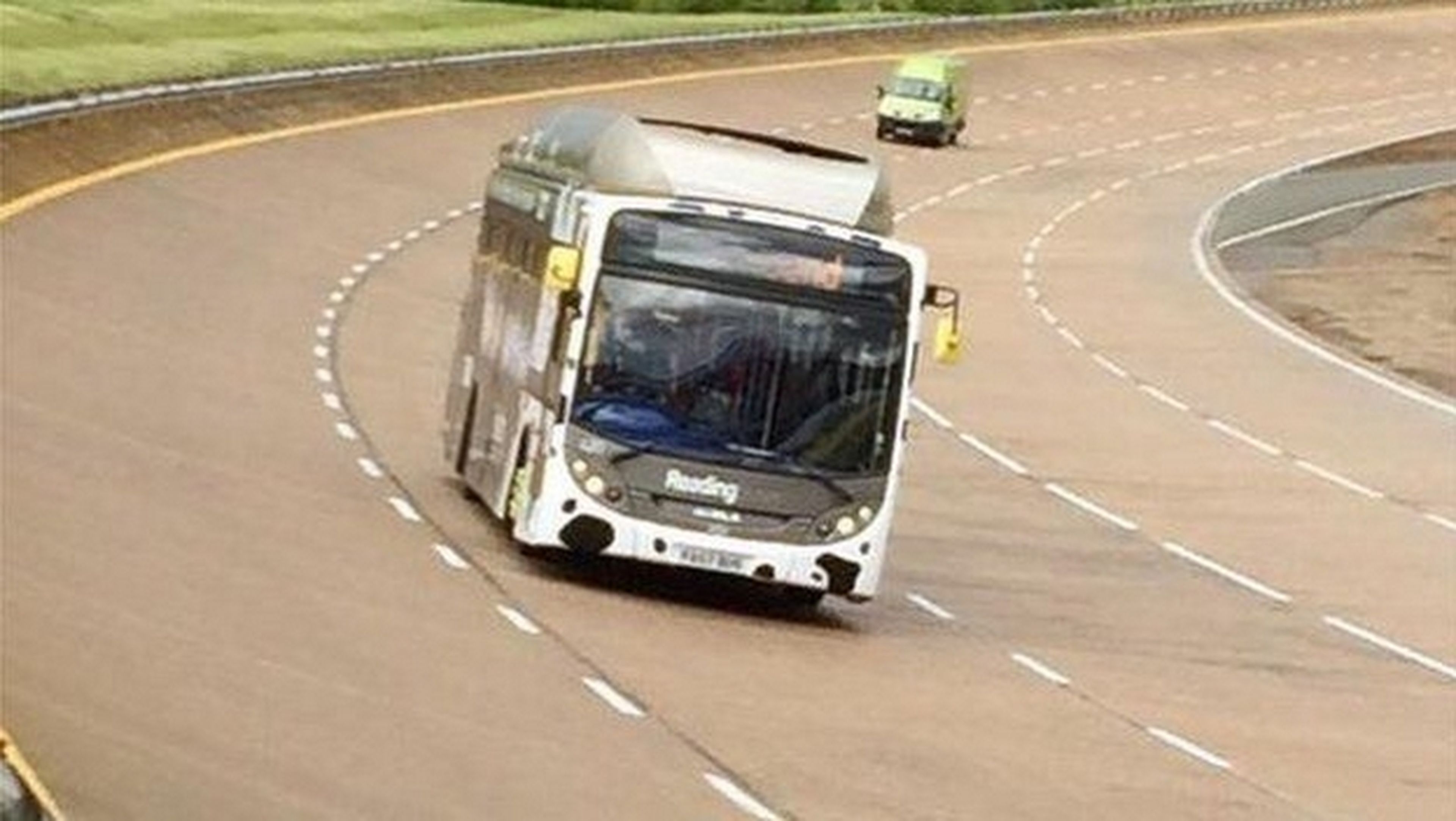Autobús impulsado por excrementos de vaca bate récord de velocidad.