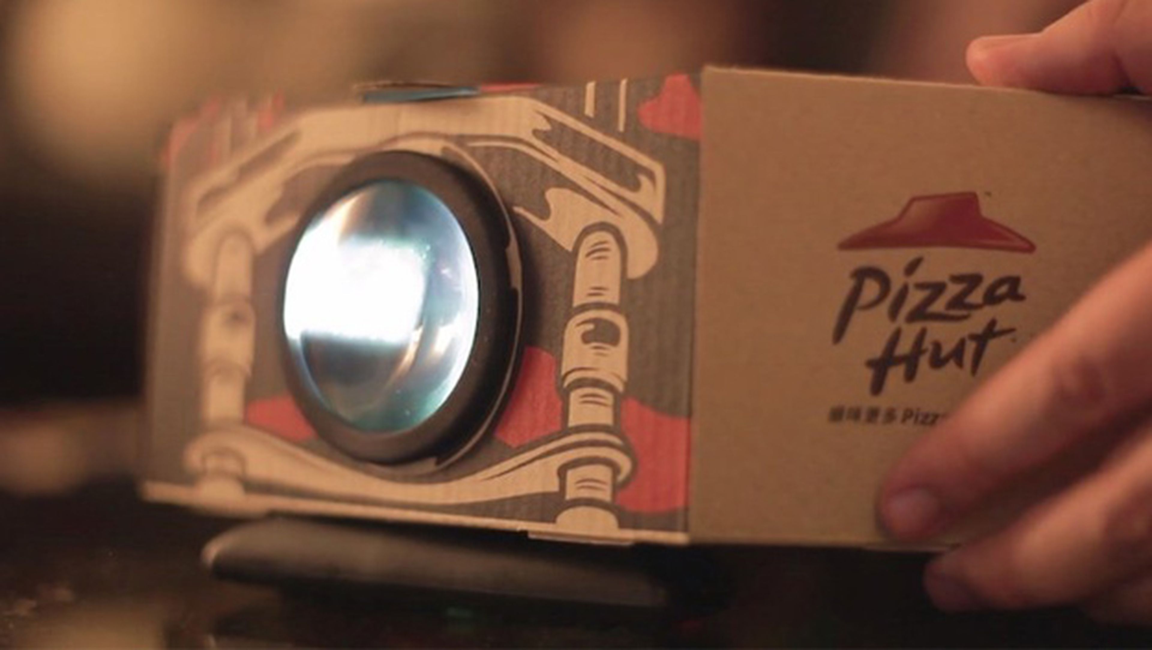 Pizza Hut transforma cajas proyectores cine