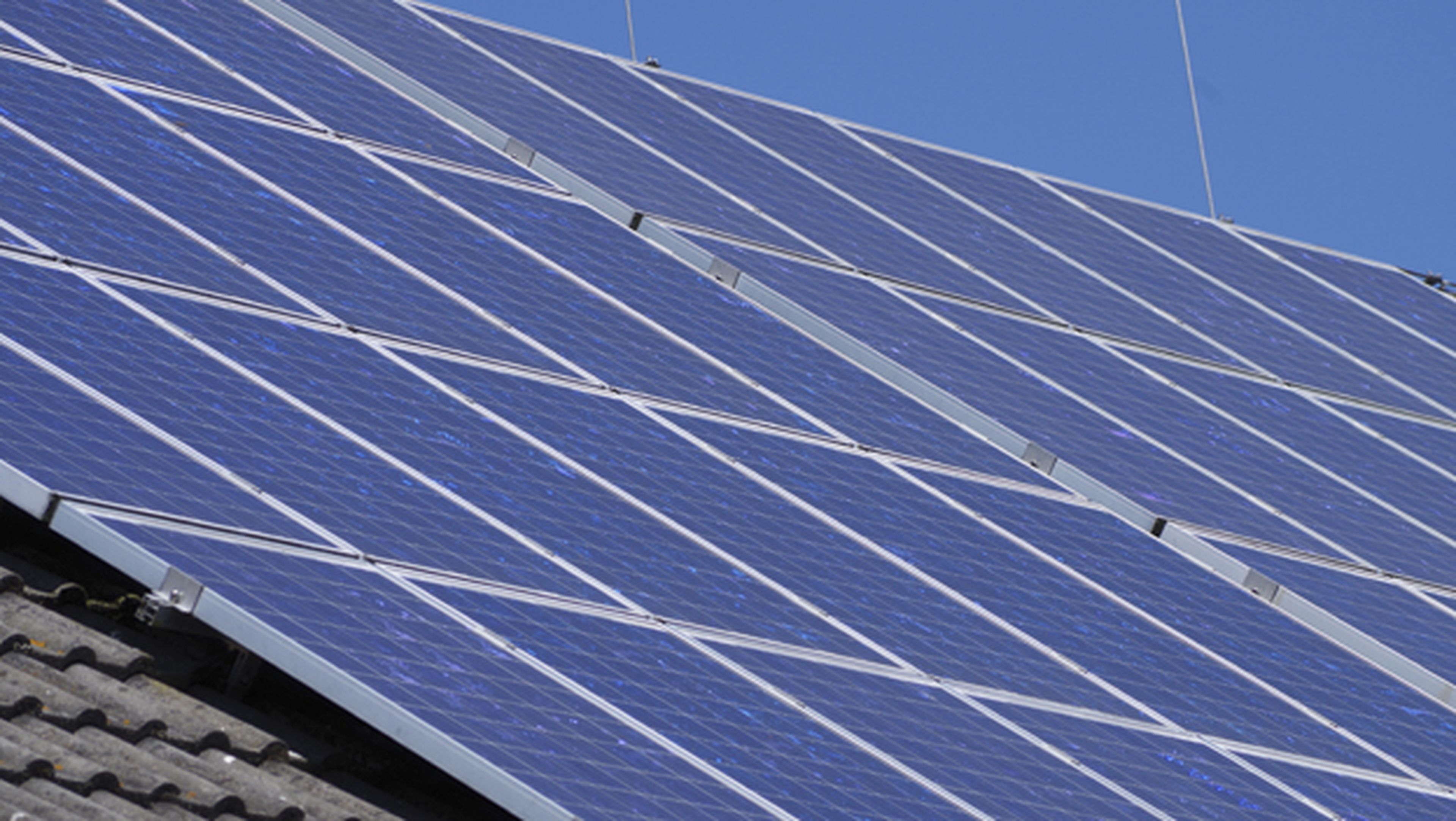 Familias pobres de California tendrán paneles solares gratis