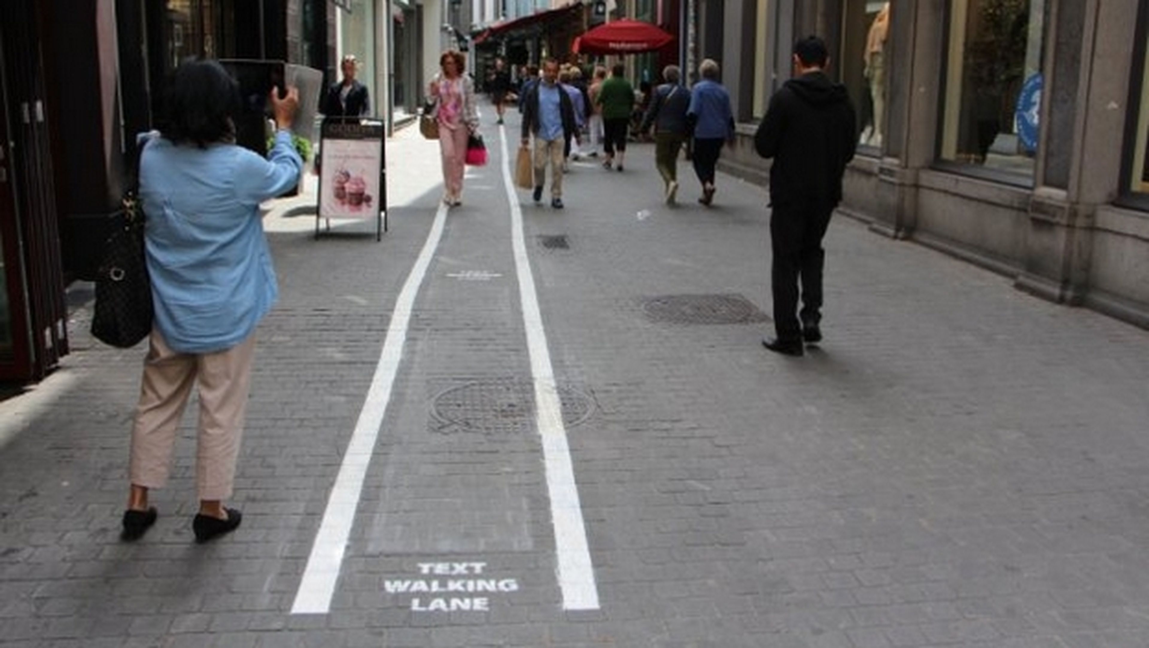 Los carriles para peatones con smartphone llegan a Europa.
