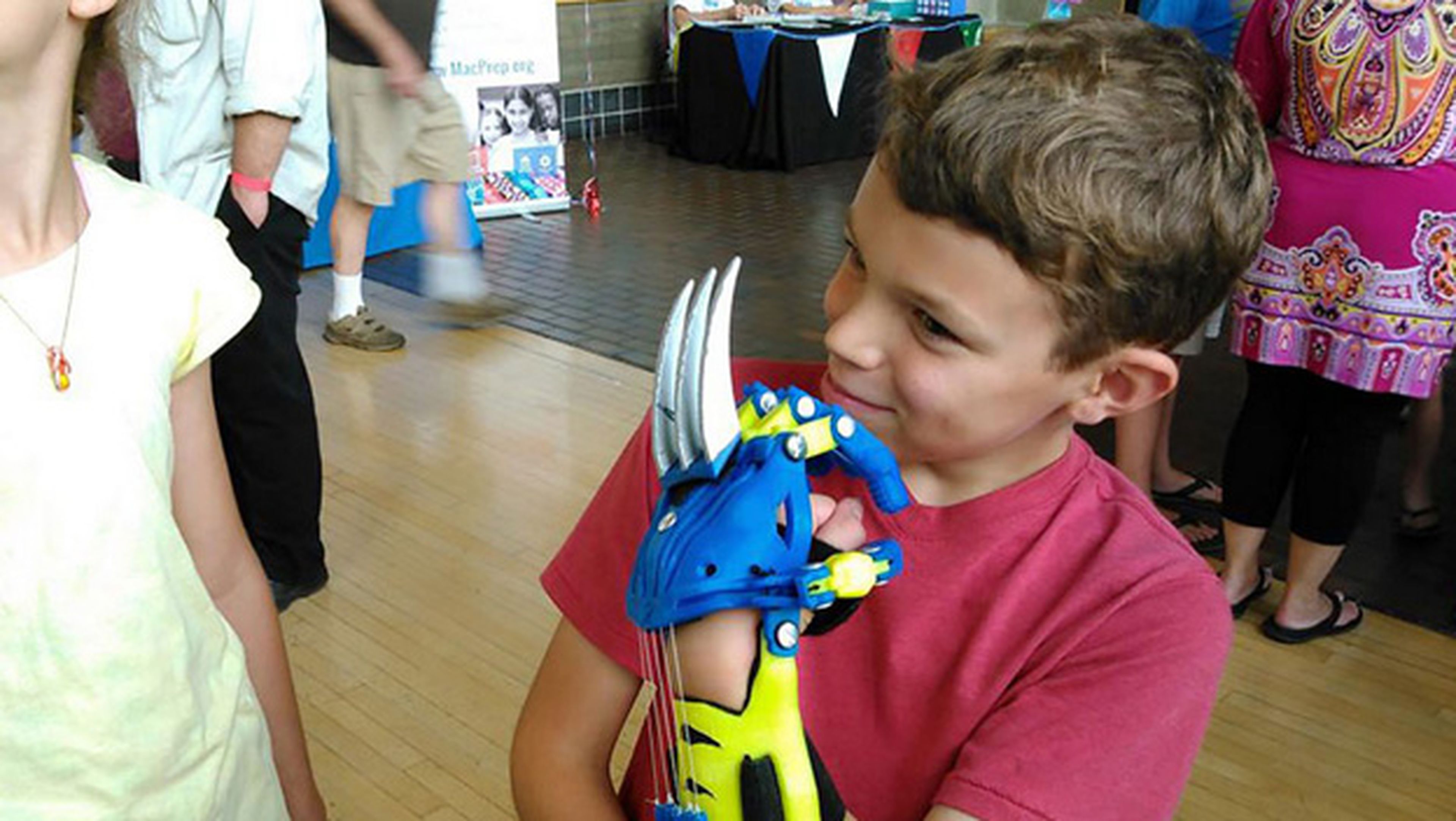 Ingenieros imprimen en 3D prótesis niños superhéroes