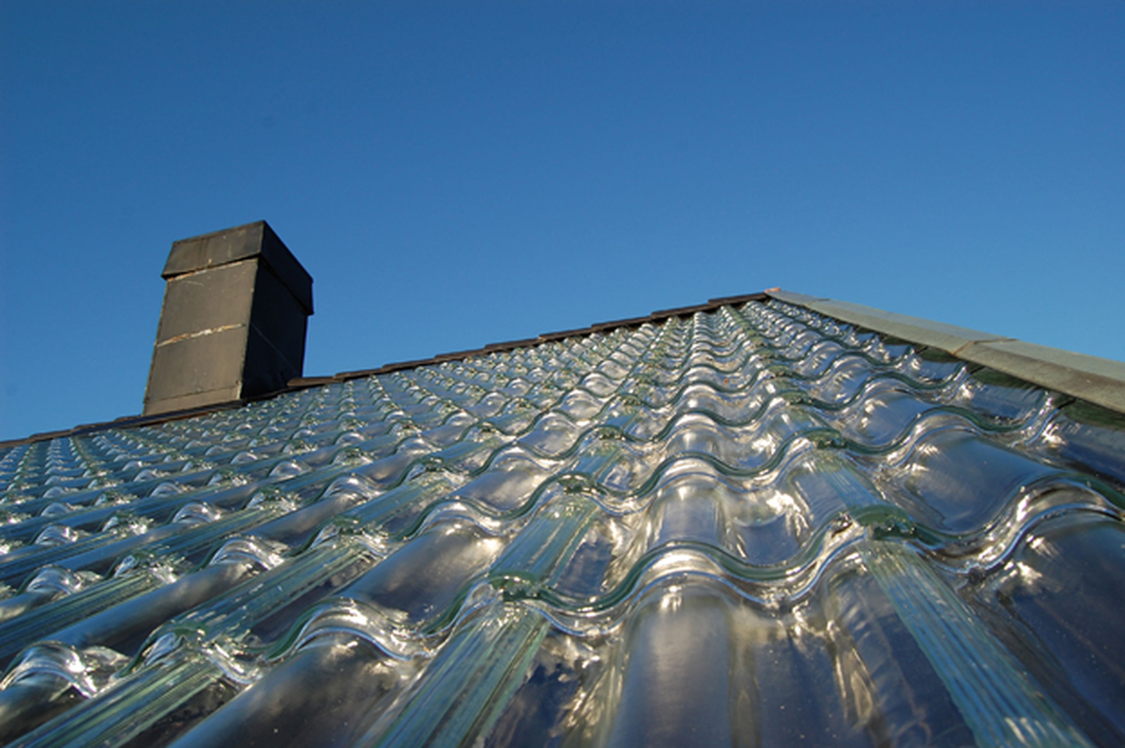 Tejas de vidrio que sustituyen a los paneles solares para obtener energía solar