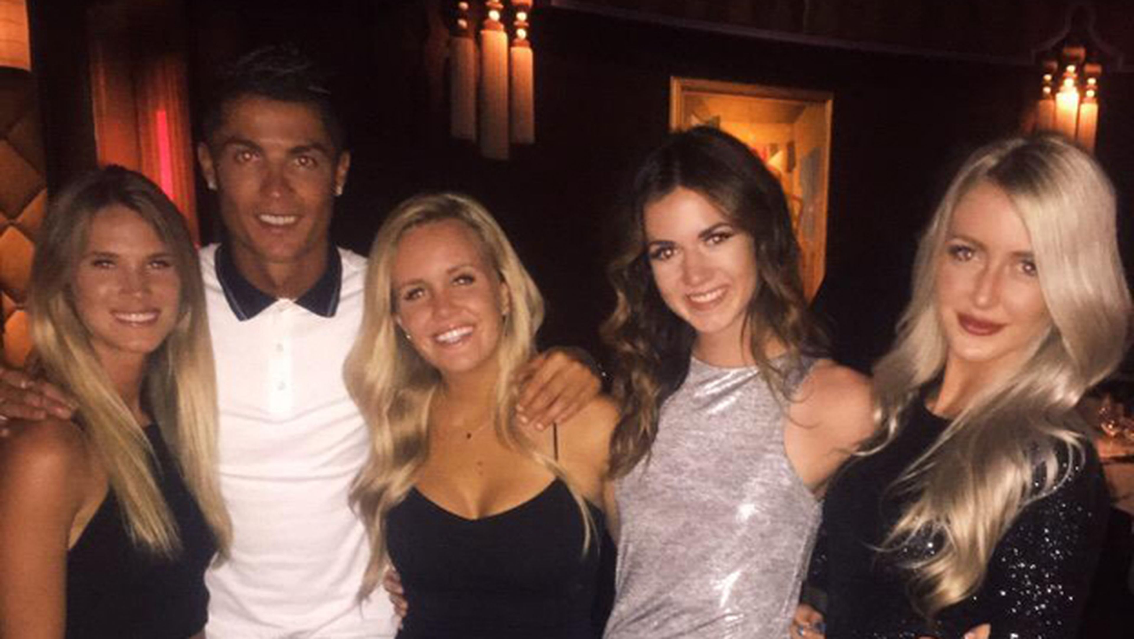 Cristiano Ronaldo recupera móvil e invita a cenar a su dueña