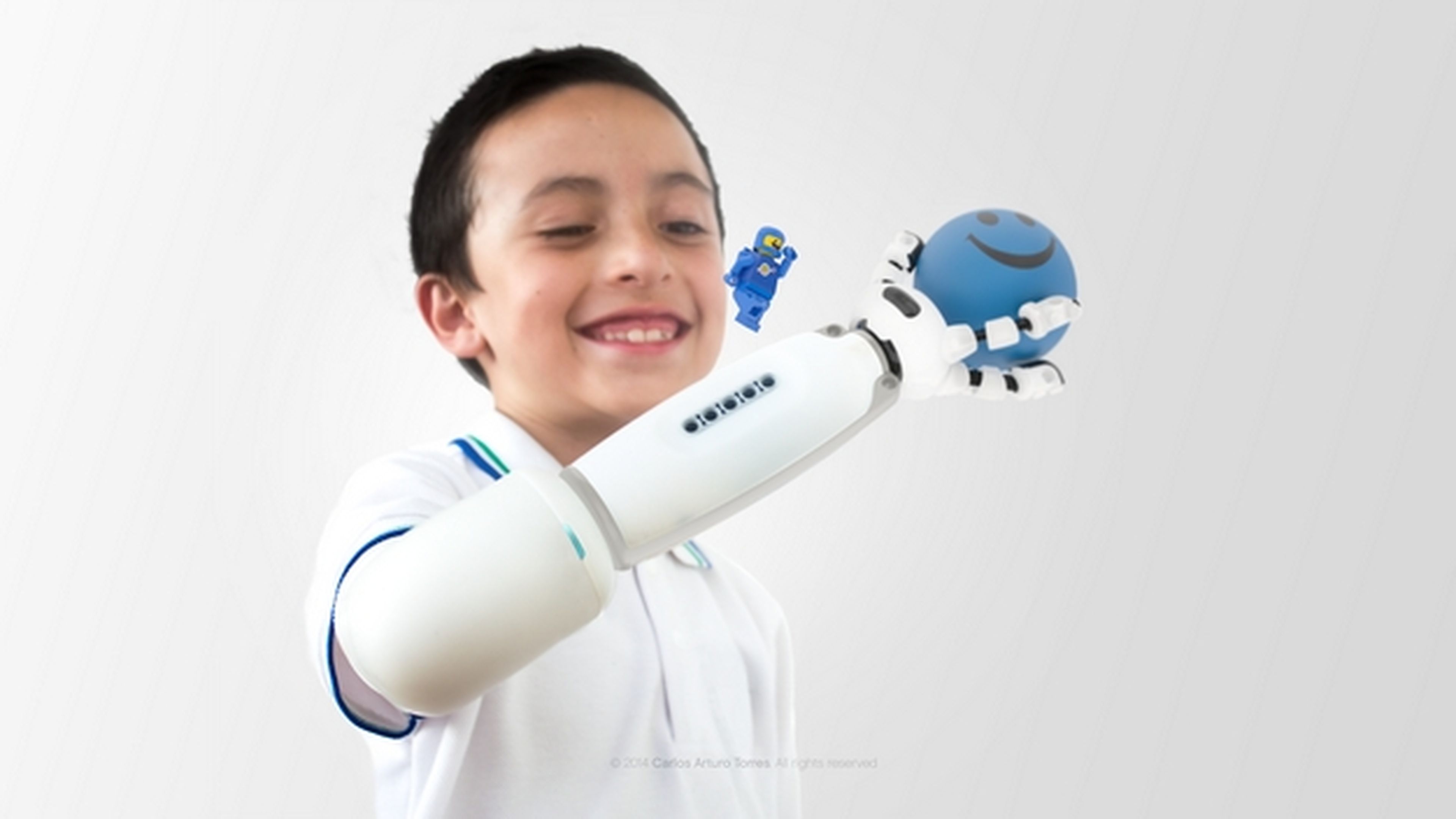IKO, la prótesis de brazo infantil que es un juguete de LEGO.