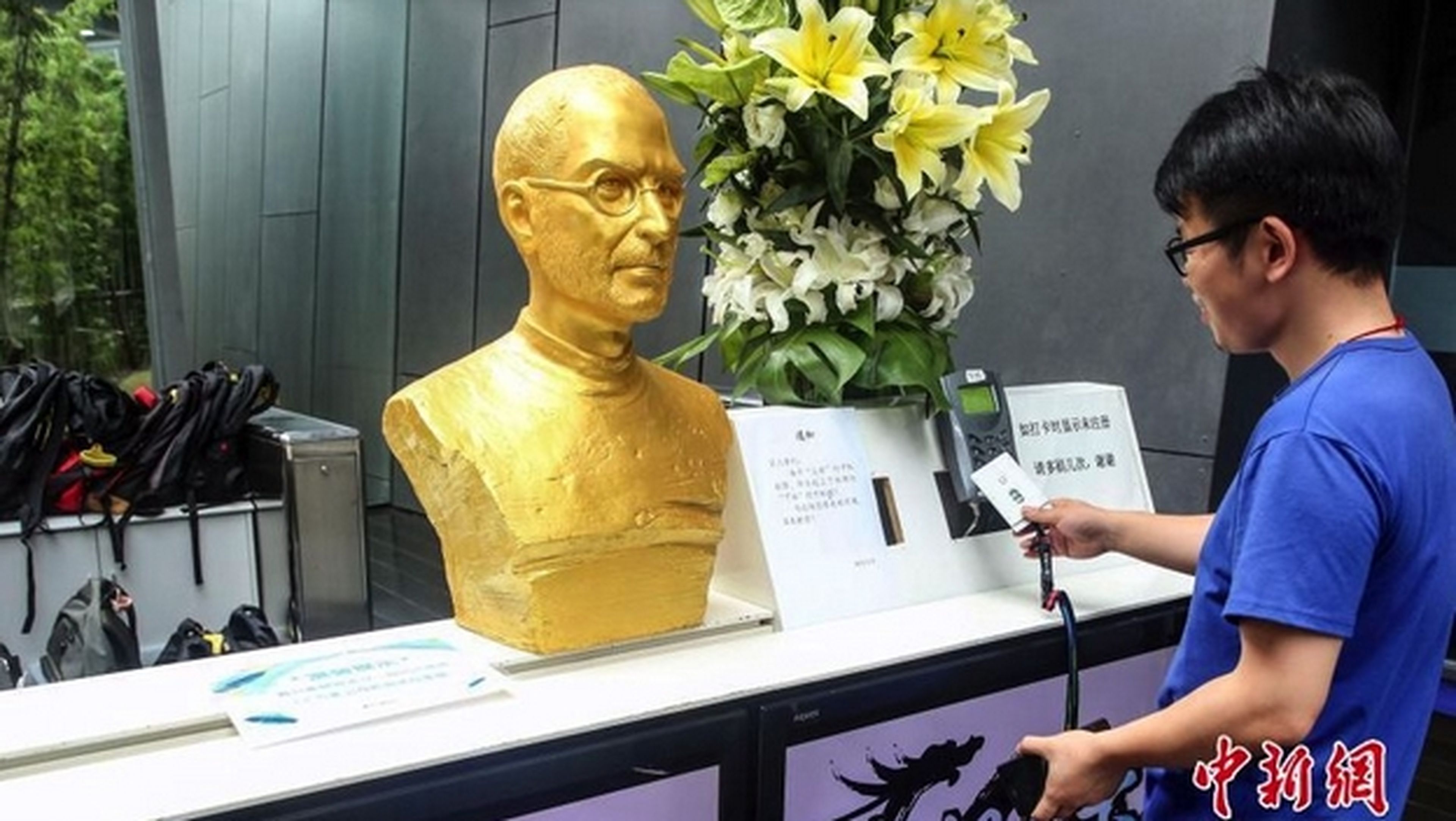 El busto de oro de Steve Jobs para inspirar a los empleados.