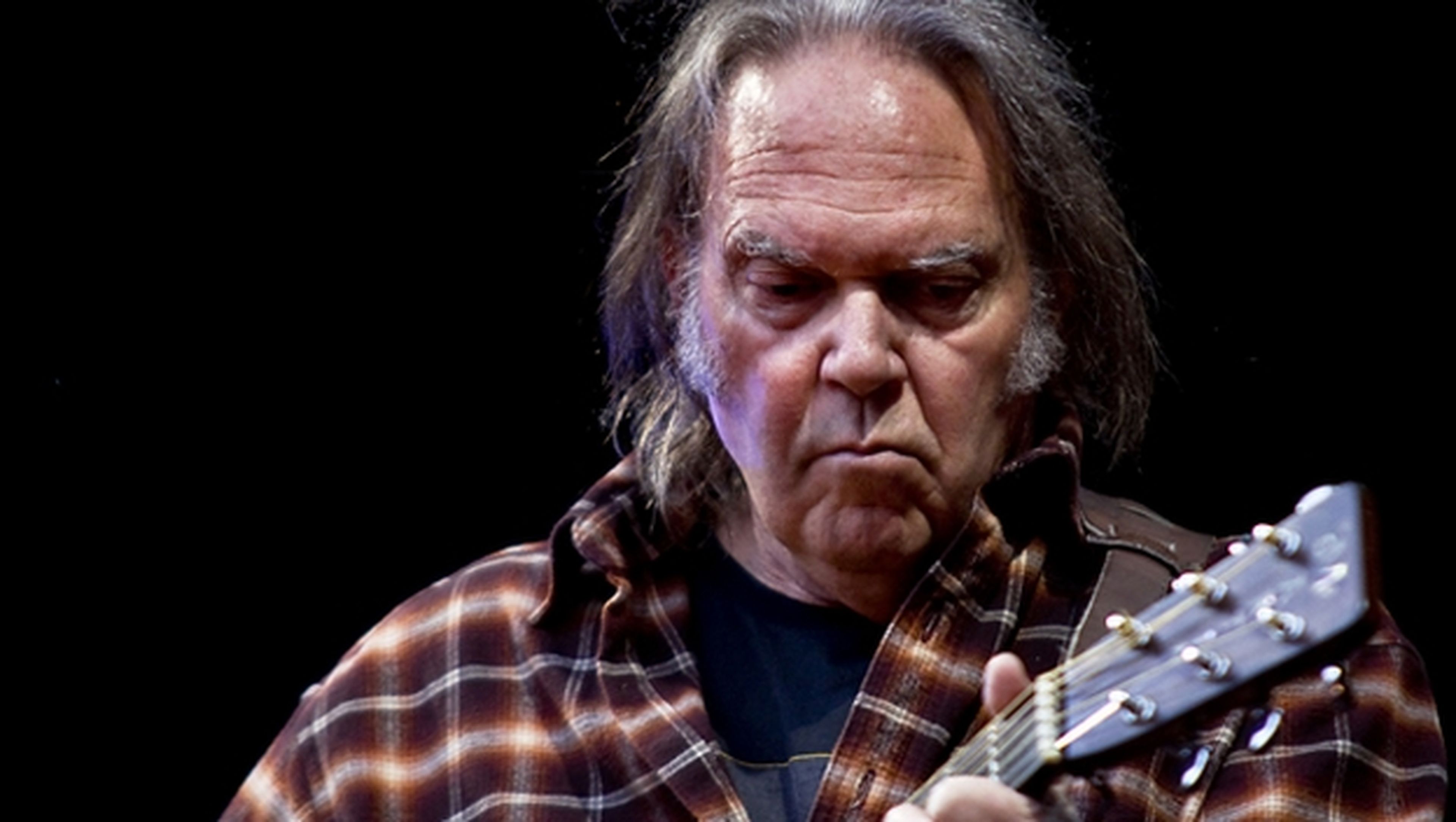 Neil Young se va de Apple Music y Spotify por la baja calidad del streaming.