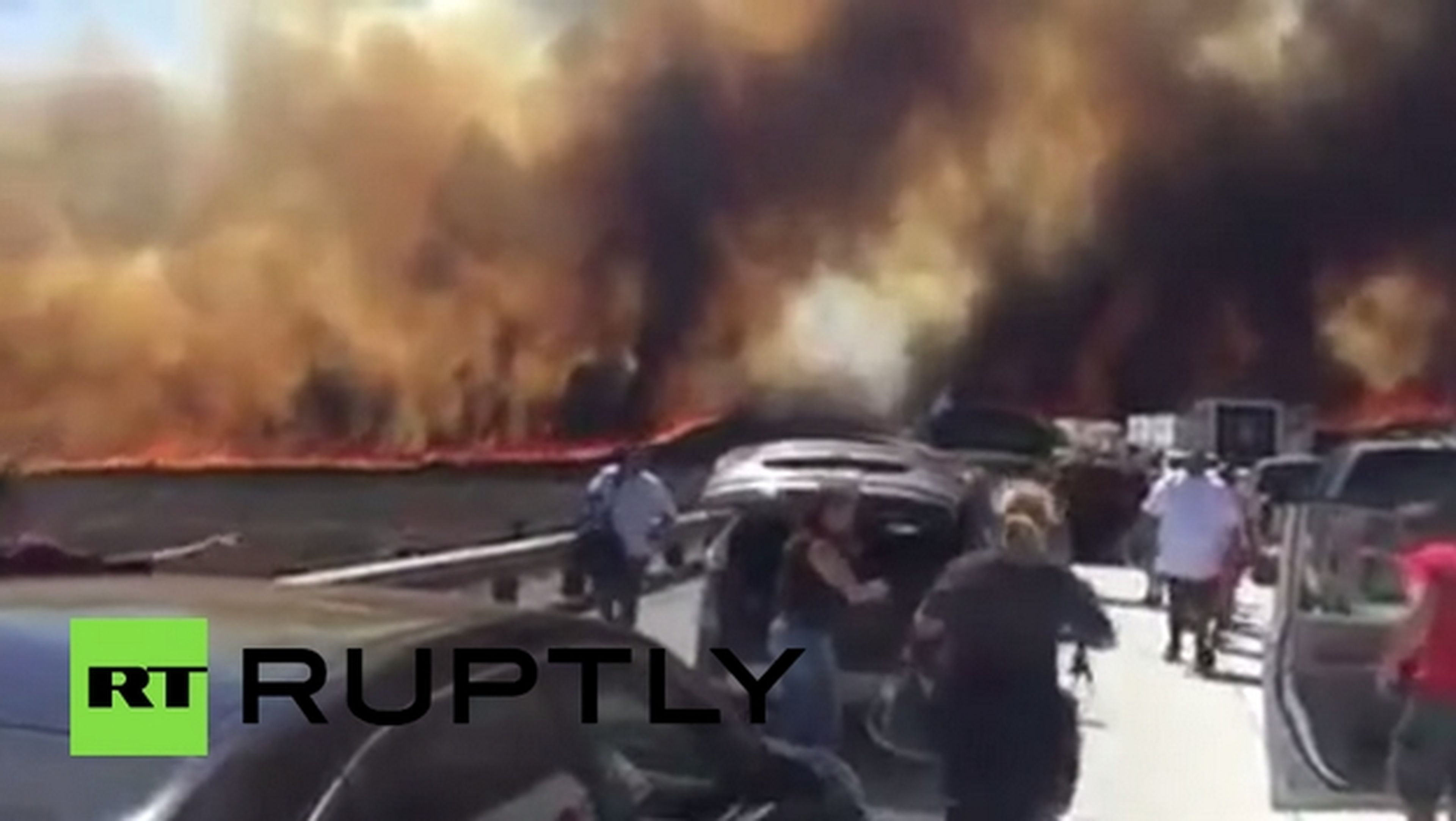 Cinco drones impiden a los helicópteros apagar un incendio masivo en una autopista de Los Ángeles.