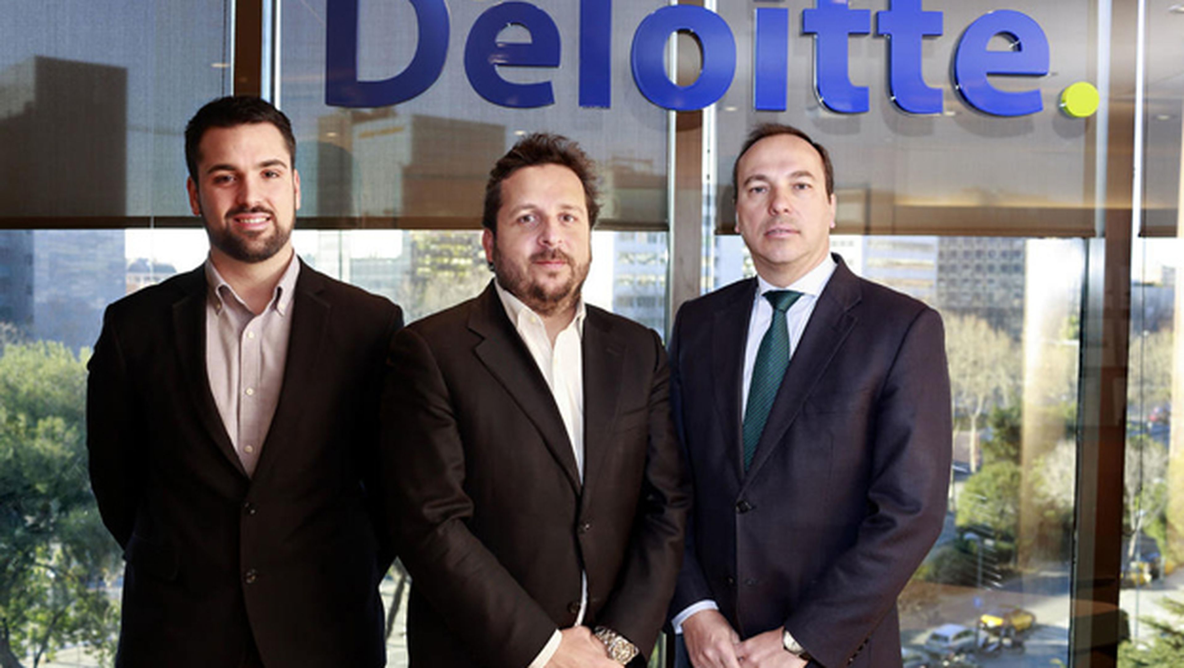 Josep Coll, fundador de Red Points, con el equipo de Deloitte tras firmar una alianza con la empresa