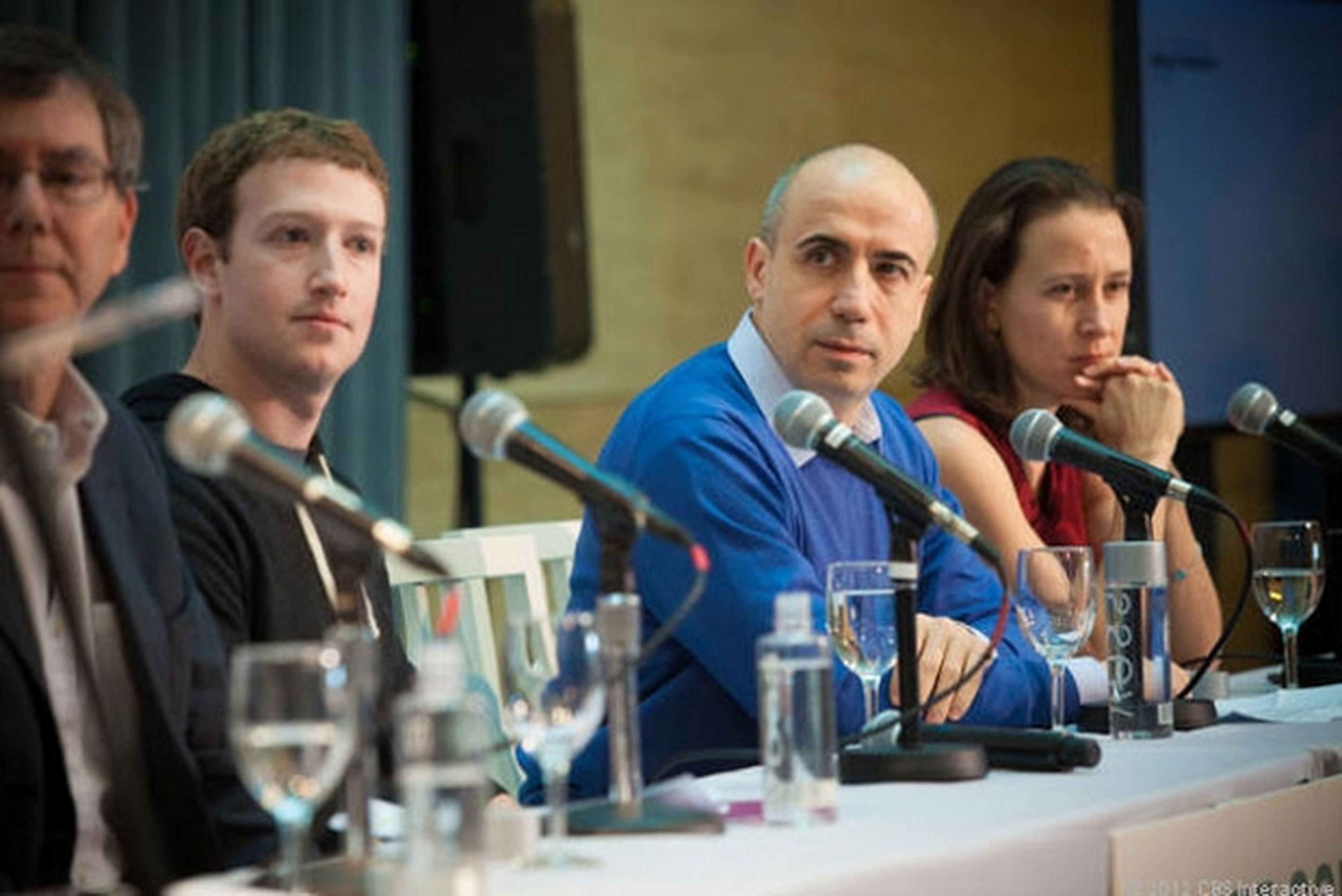 Yuri Milner (jersei azul) con Mark Zuckerberg