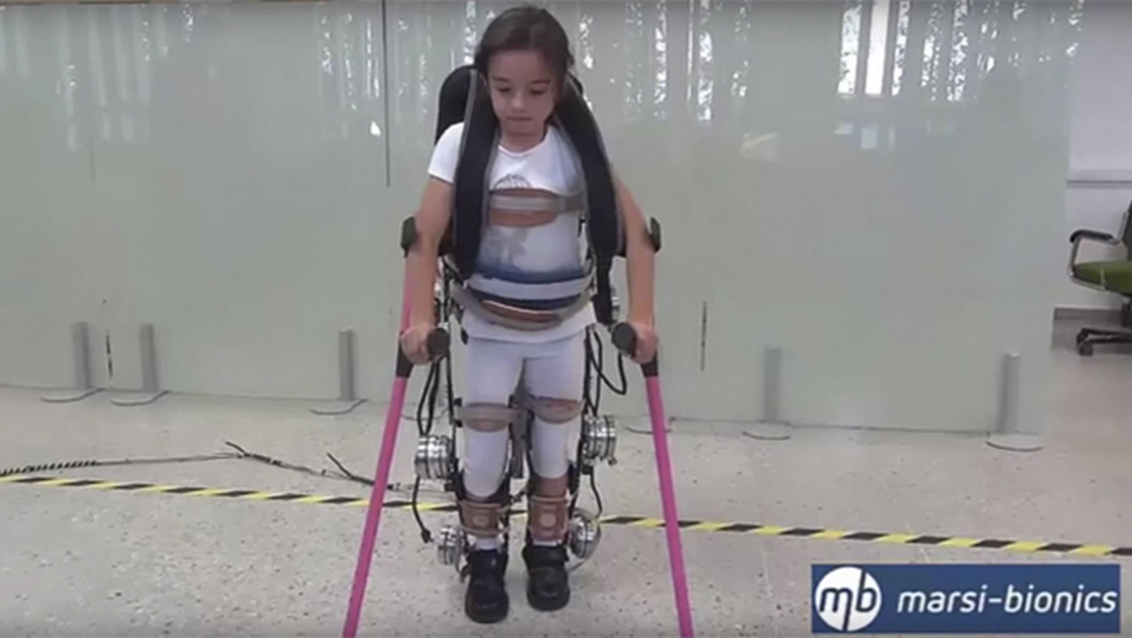 Este exoesqueleto permitirá andar a niños parapléjicos