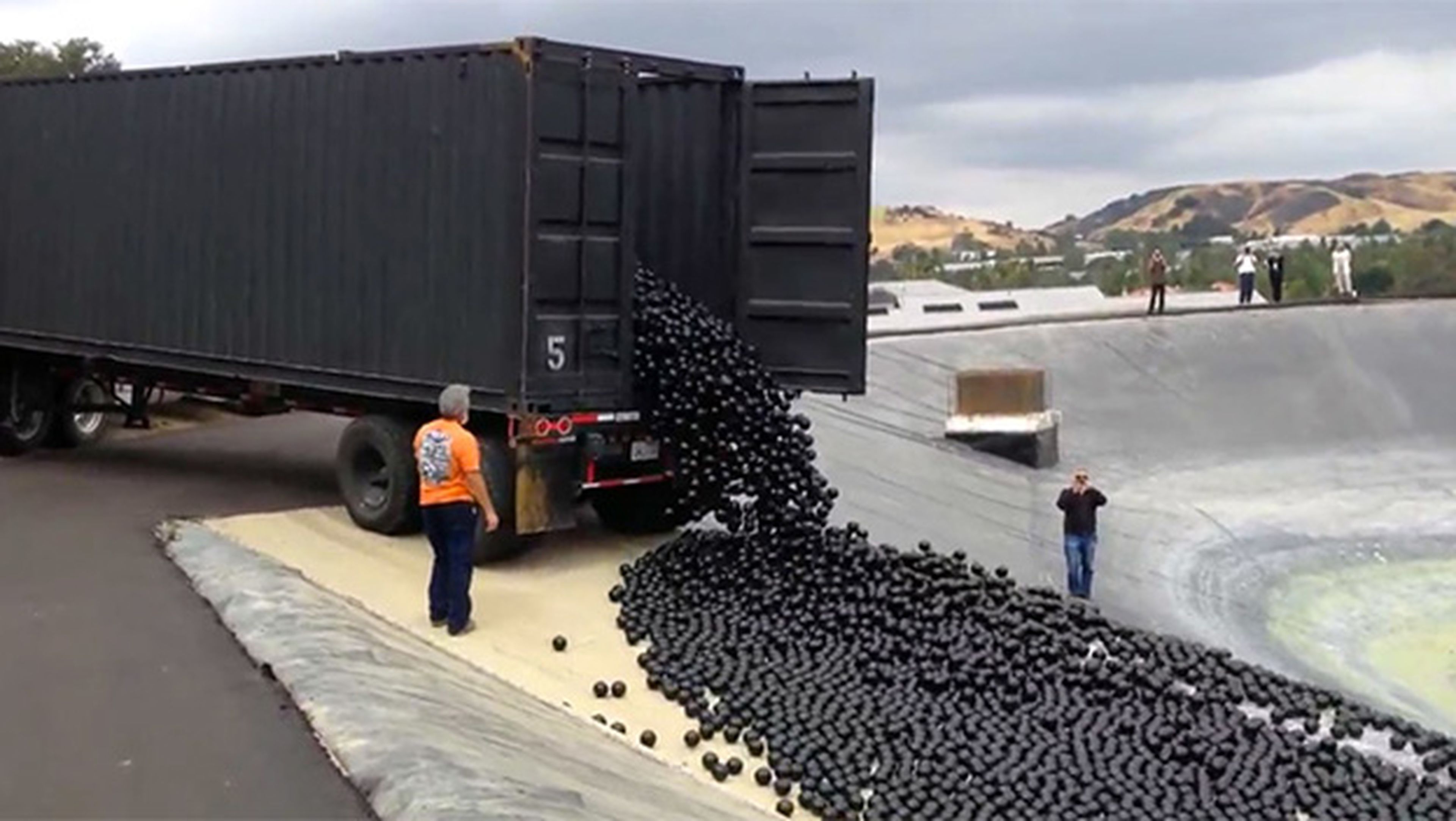 Millones de bolas de plástico para proteger un embalse