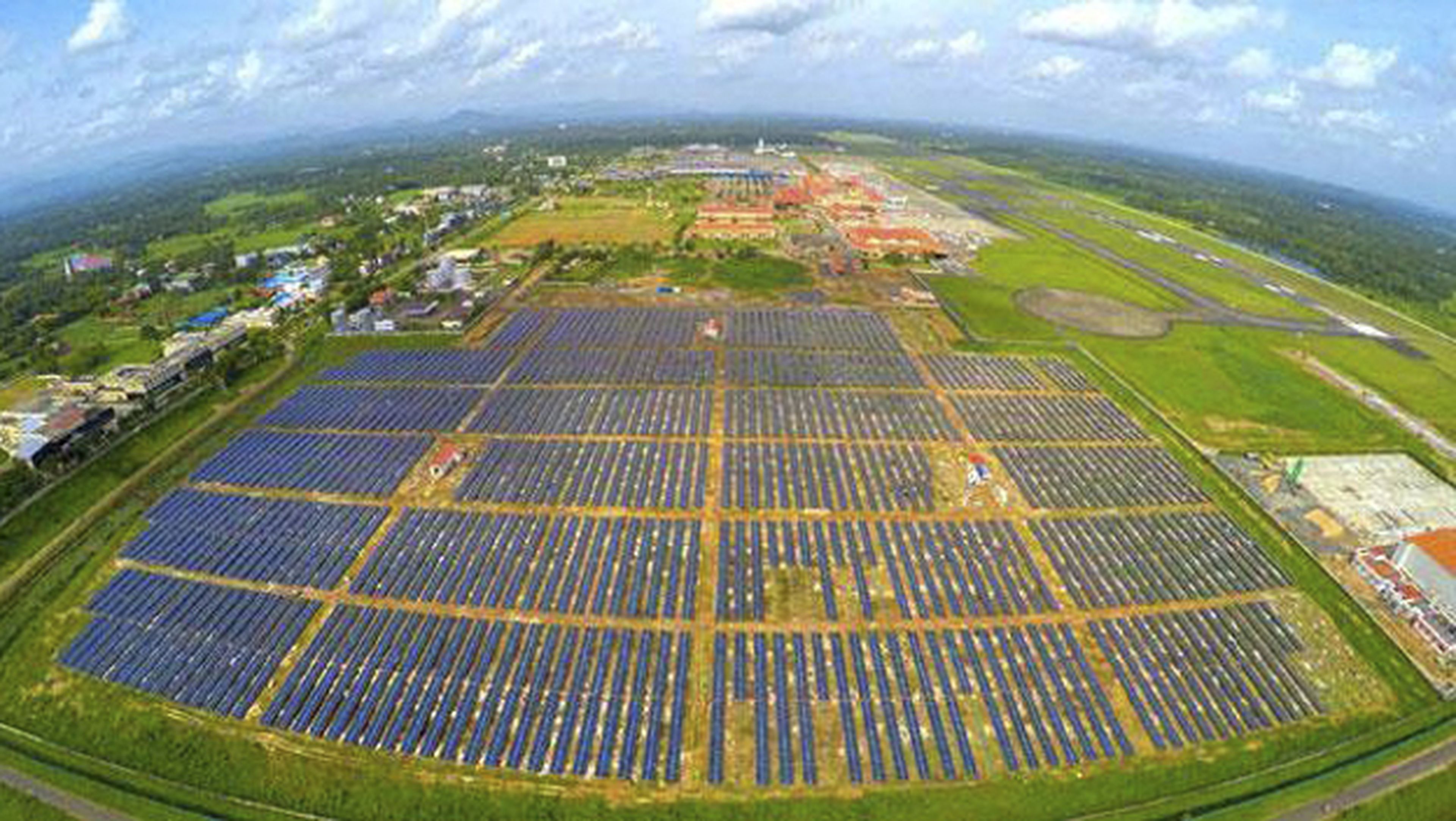 Crean el primer aeropuerto que utiliza energía 100% solar