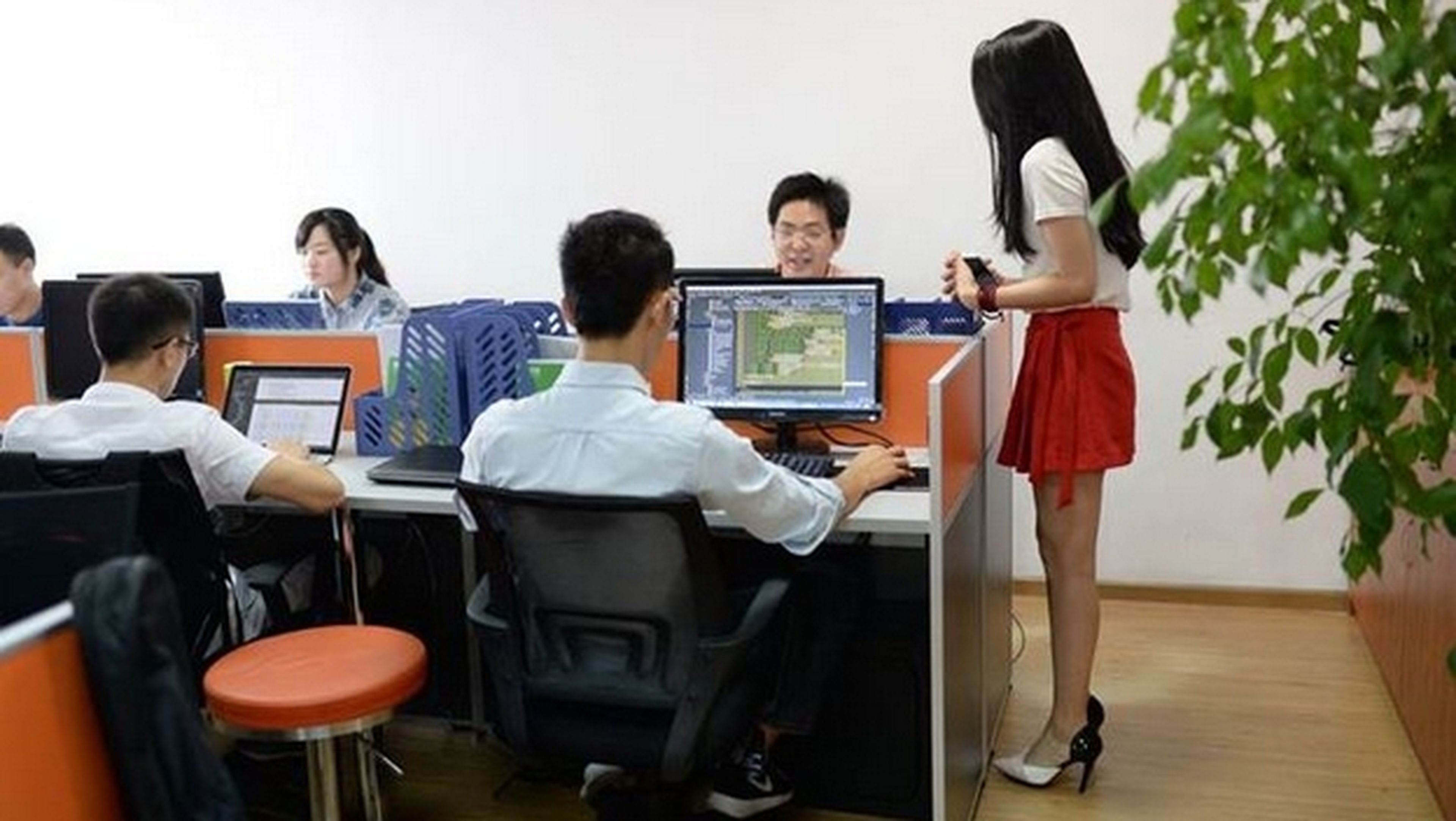 En China contratan a animadoras para motivar a los programadores.
