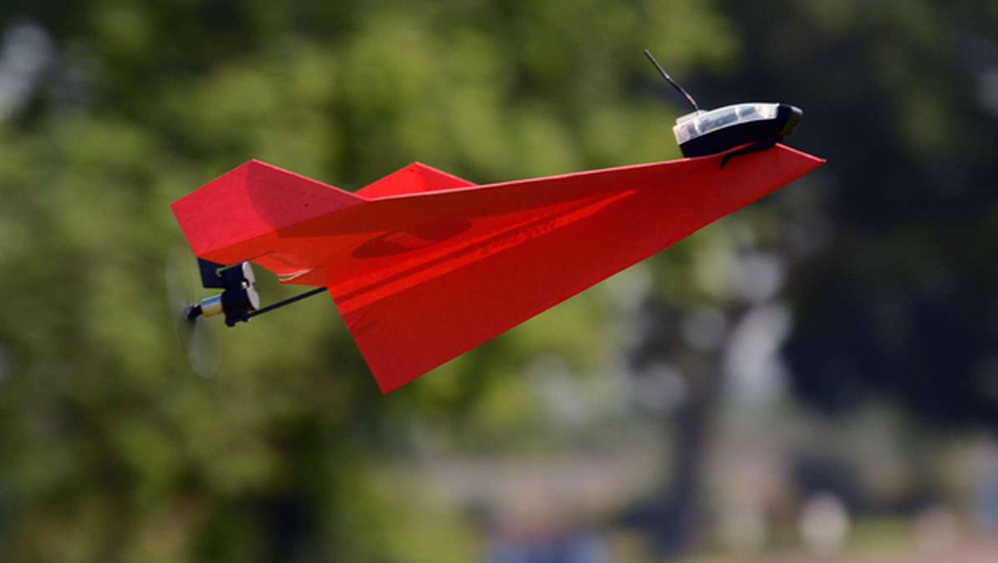 Así puedes fabricar tu propio dron con un avión de papel
