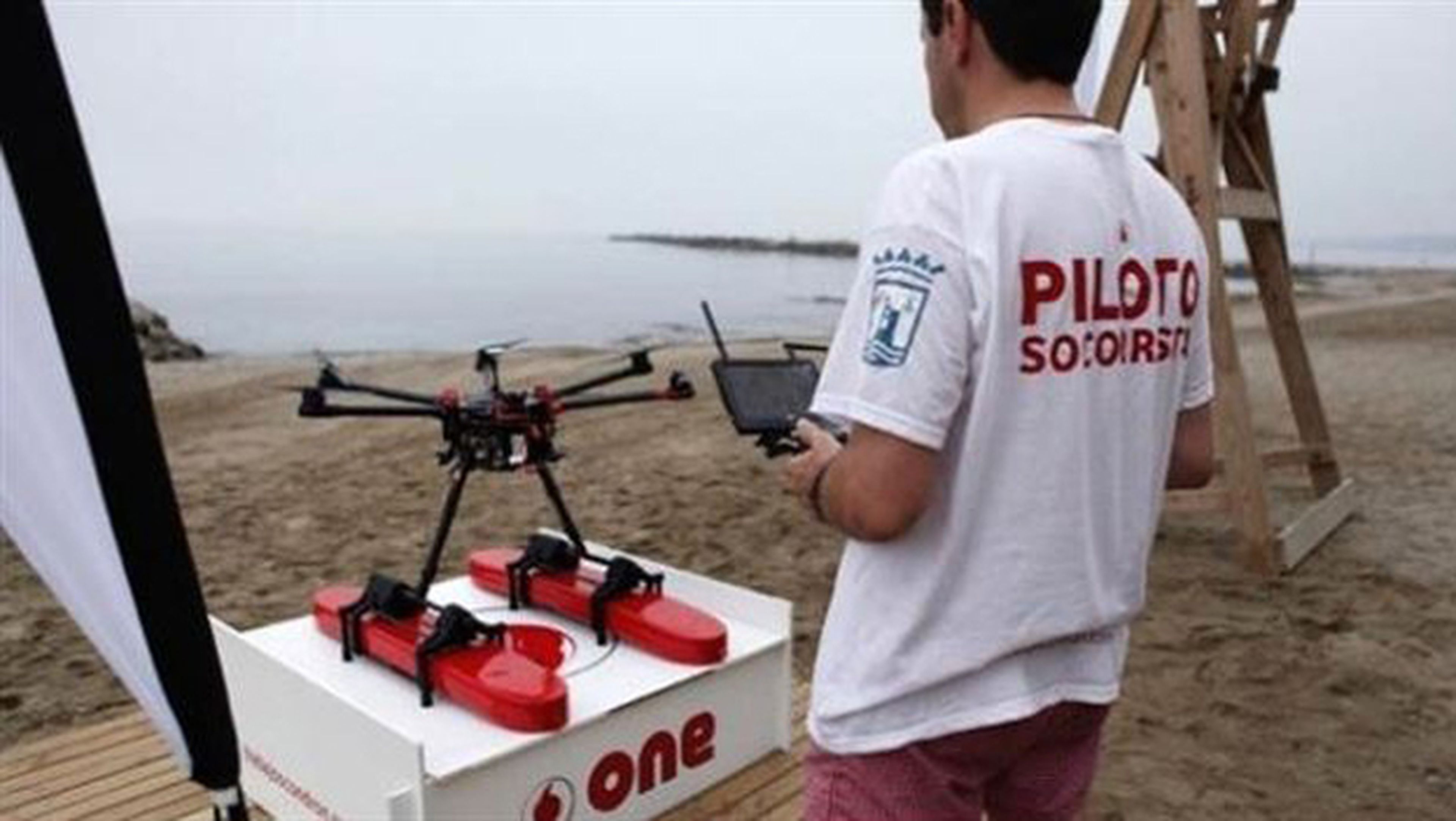 Dron socorrista rescata a un bañista en la playa de Cartagena