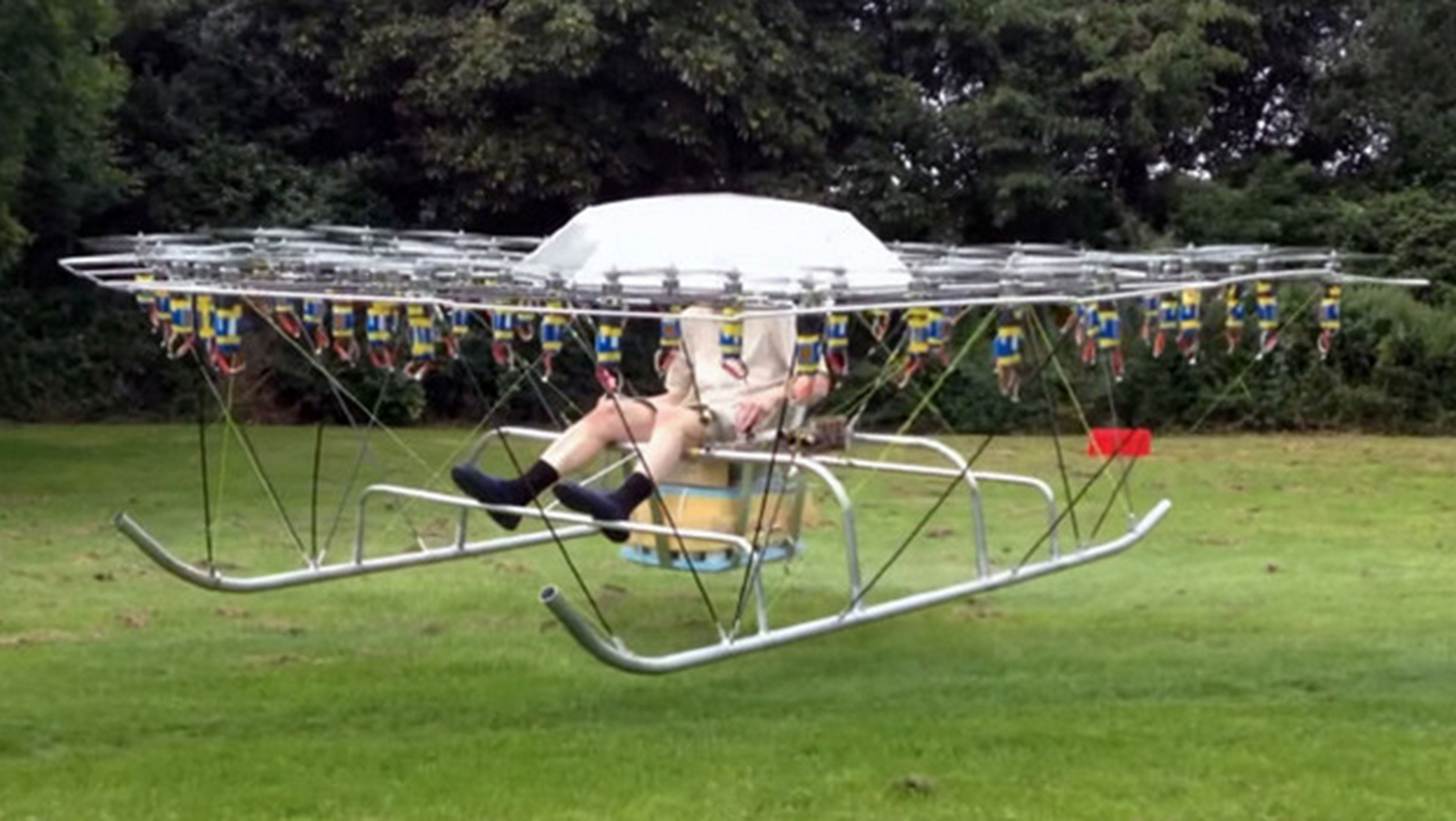 Hombre construye helicóptero 54 drones silla