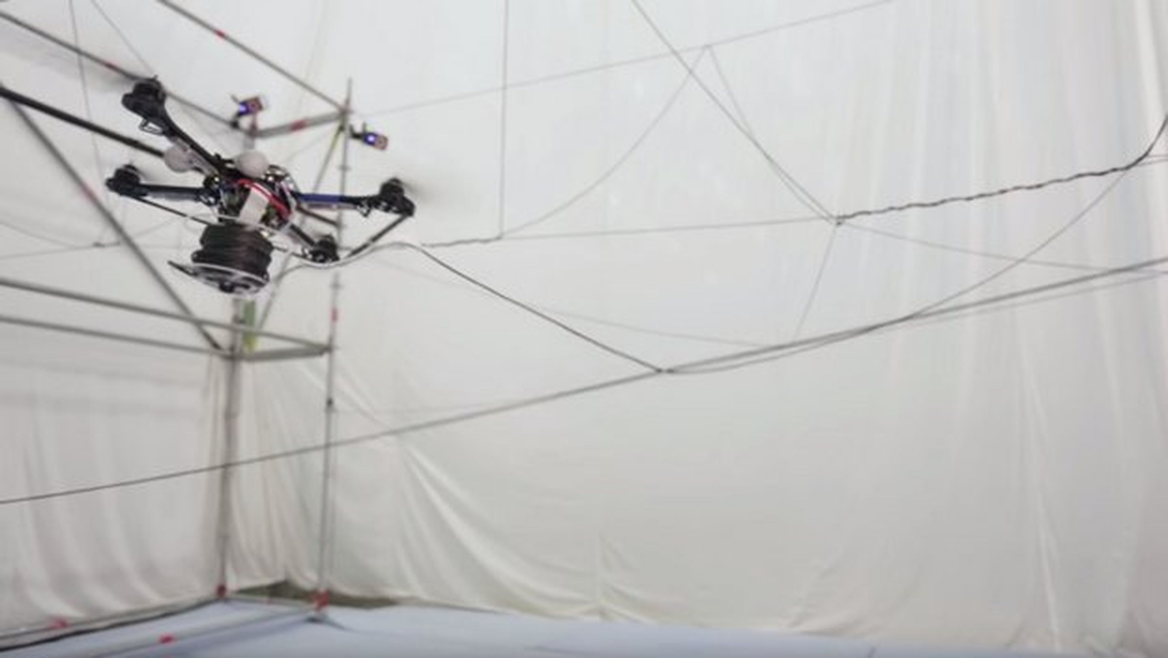 Unos drones construyen un puente de cuerdas en el aire (vídeo)
