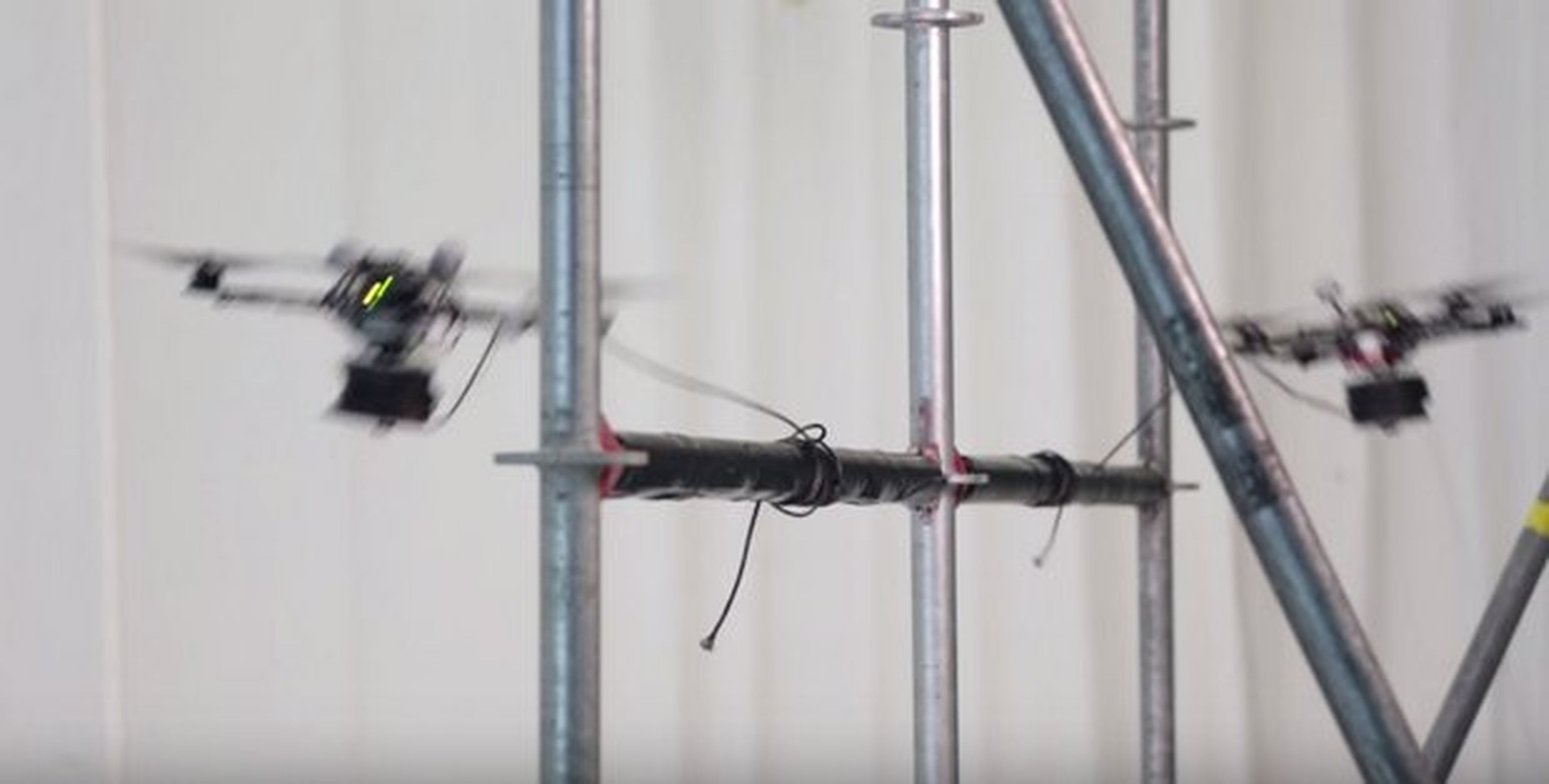 Drones construyen puente