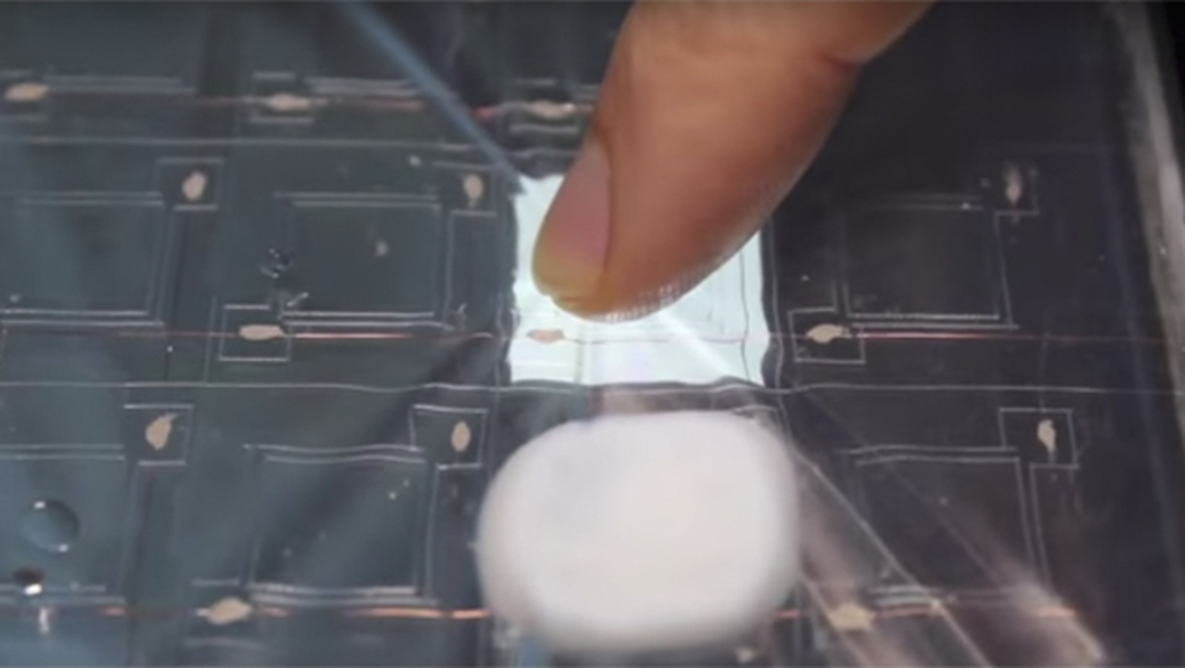 Diseñan una pantalla táctil de gel que genera botones en 3D