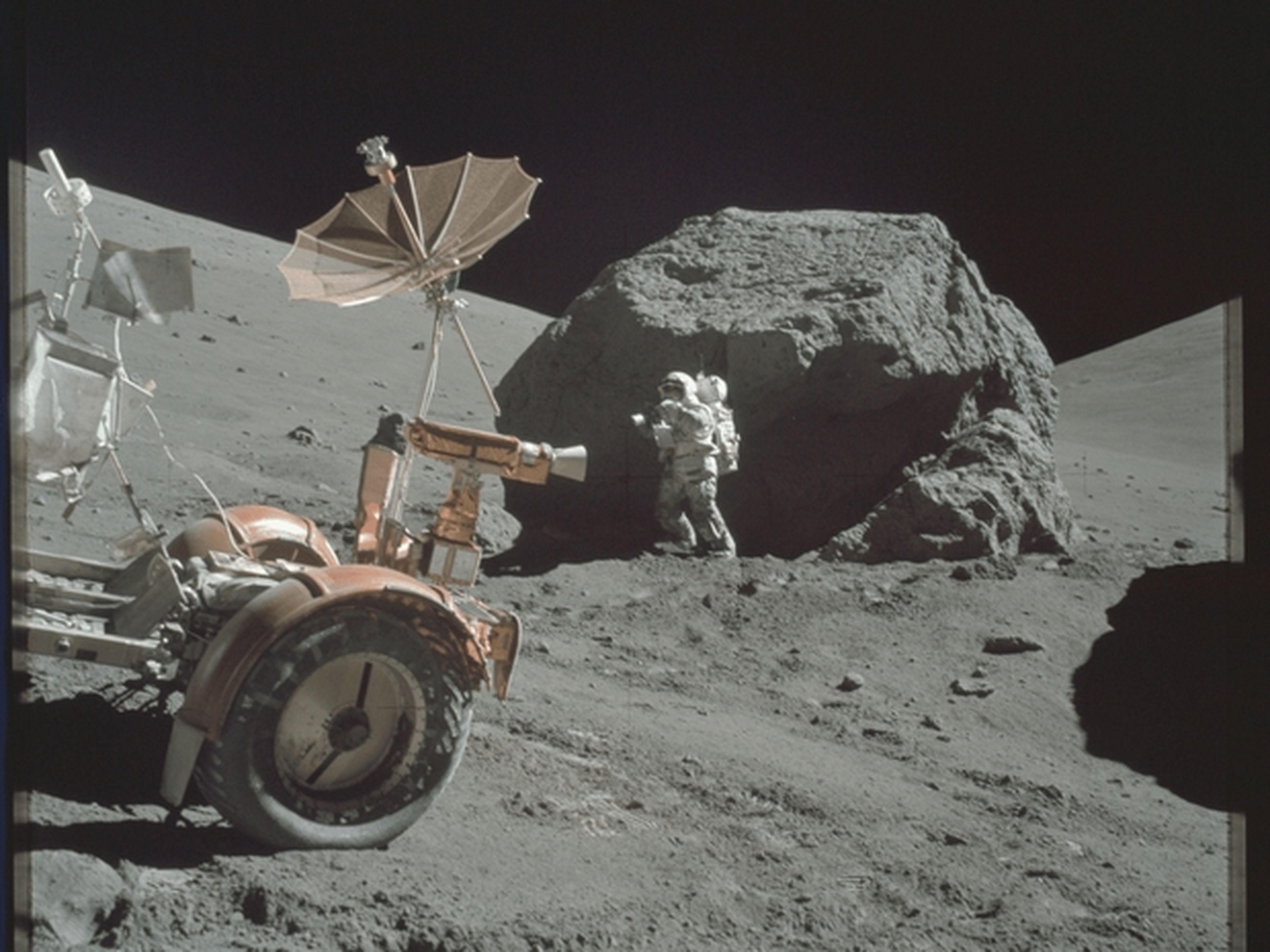 Кто первый облетел луну. Аполлон 17 на Луне. 1972 Космический корабль Аполлон 17. 1969 Первый человек на Луне. Посадочный модуль Аполлон 17.