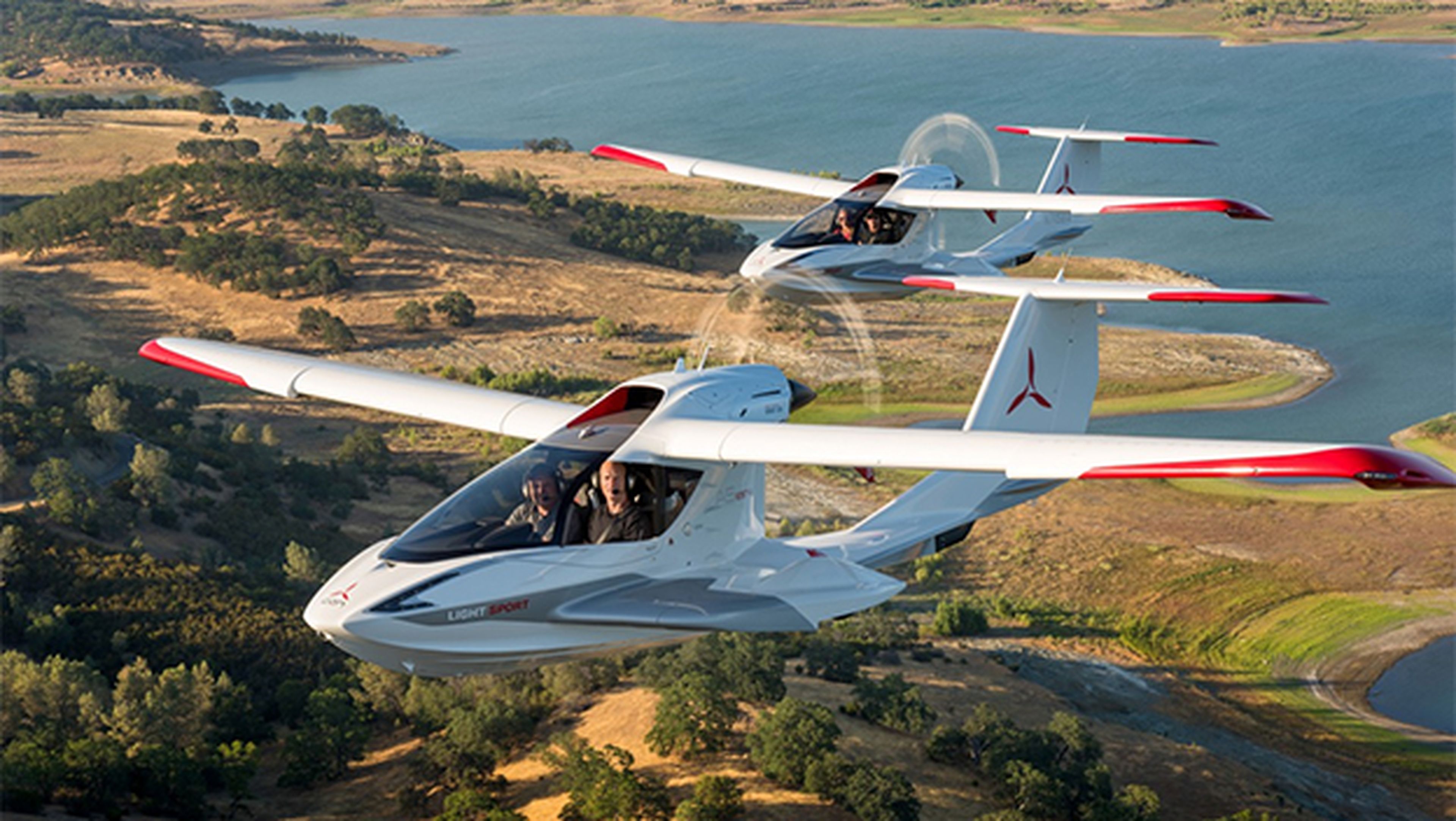 Icon A5: avión ultraligero plegable anfibio y barato