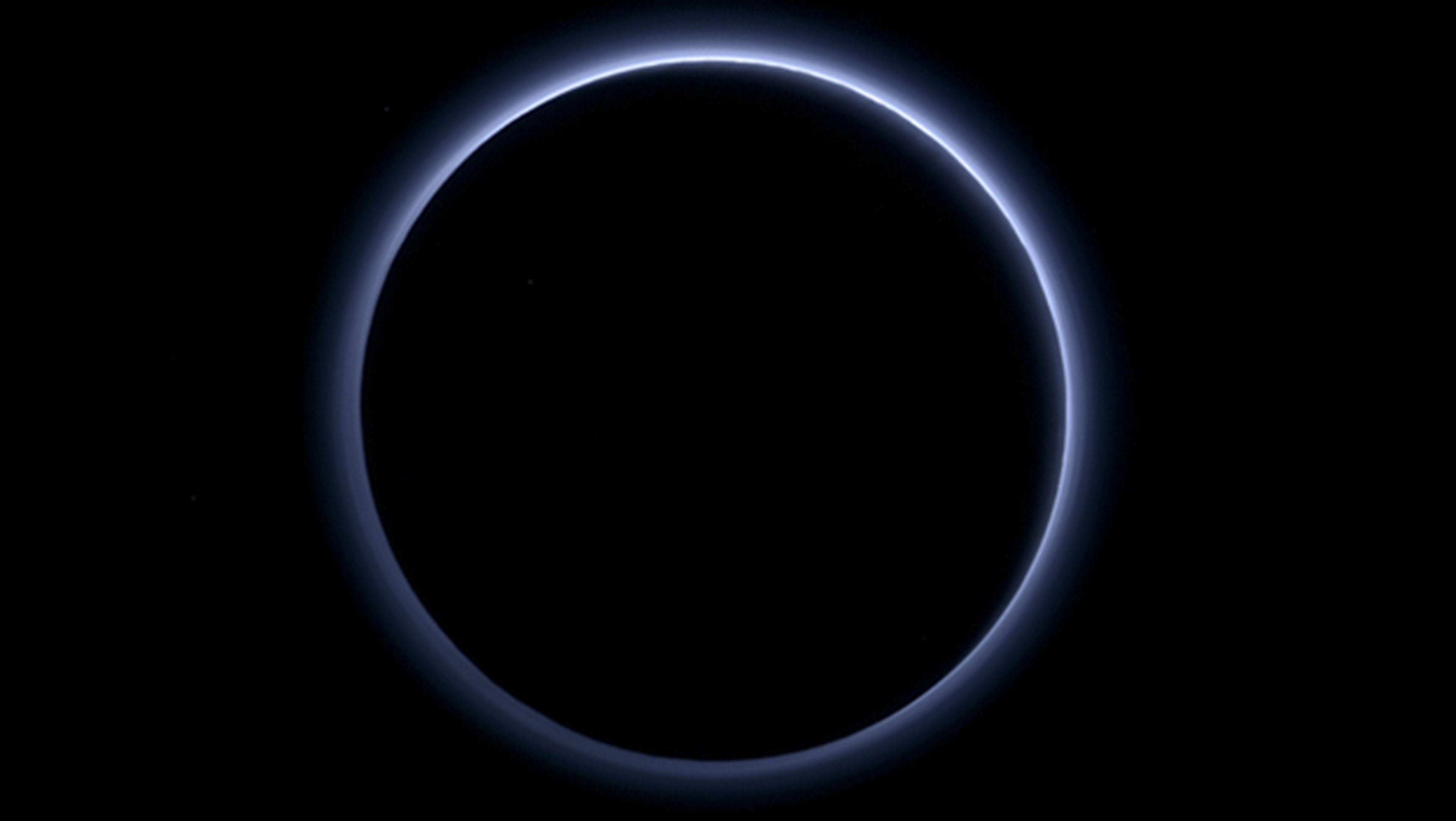 La NASA descubre que Plutón tiene cielo azul y agua helada