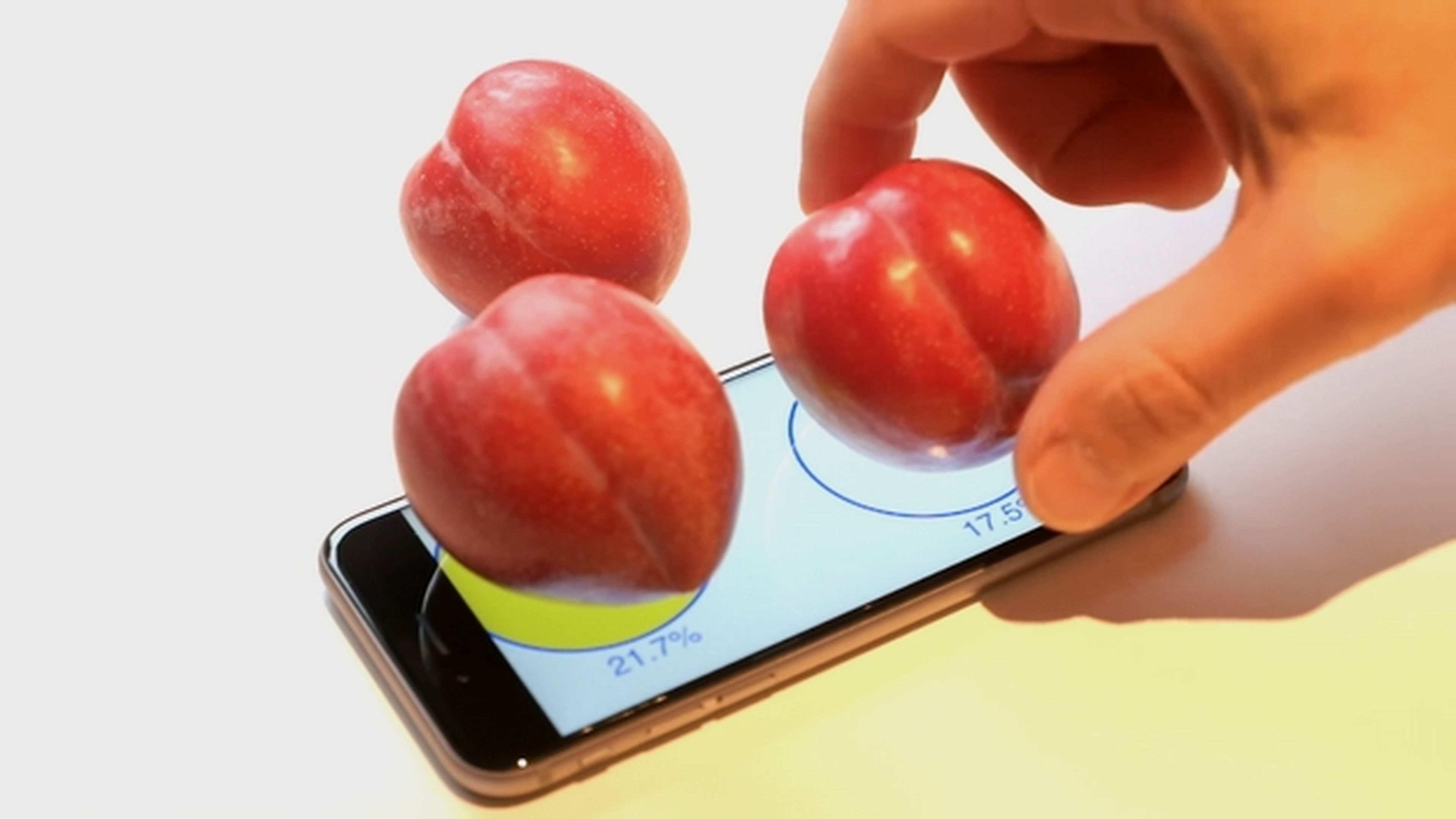 Usan la pantalla 3D Touch del iPhone 6s como báscula para pesar ciruelas.