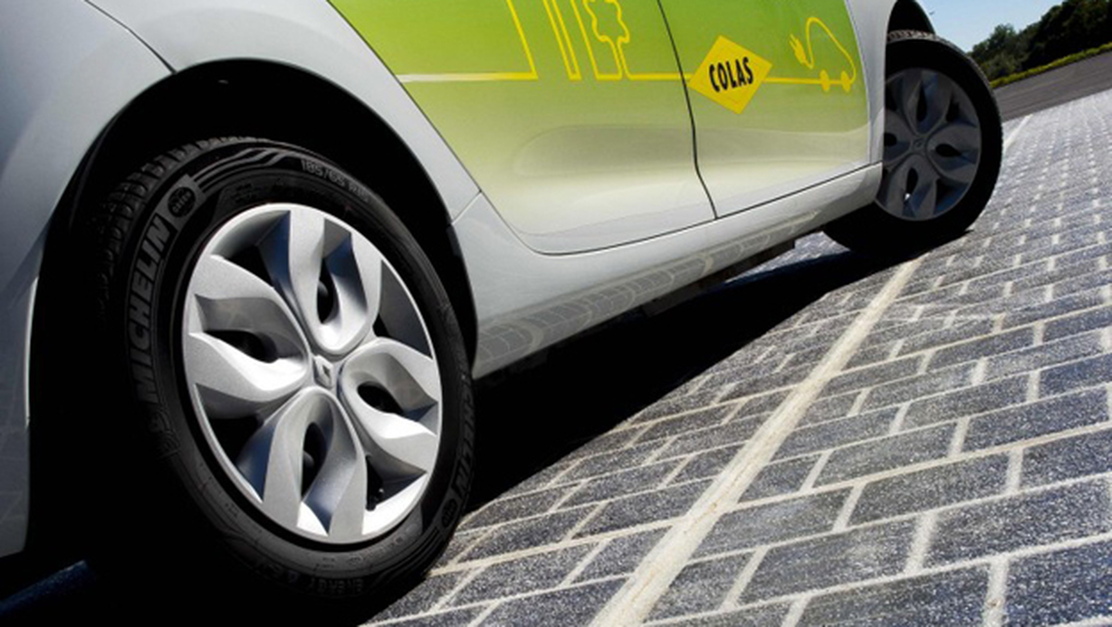 Carretera solar obtiene energía para cargar coches eléctricos