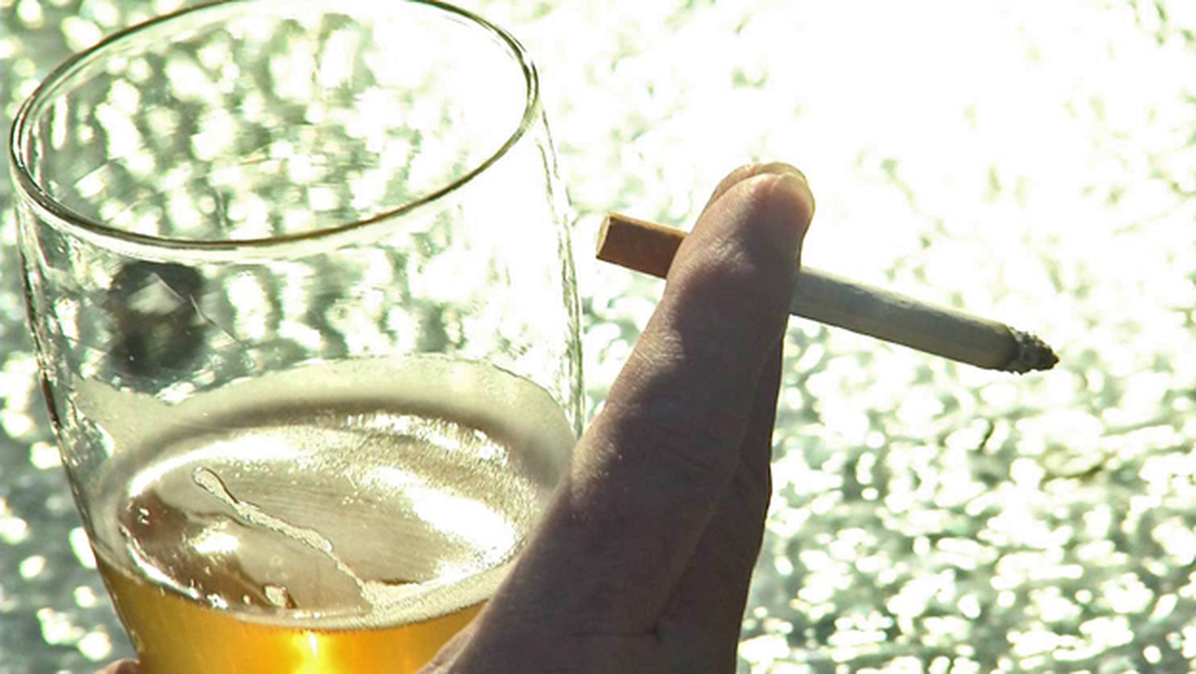 Fumar ayuda a desarrollar alcoholismo, según un estudio