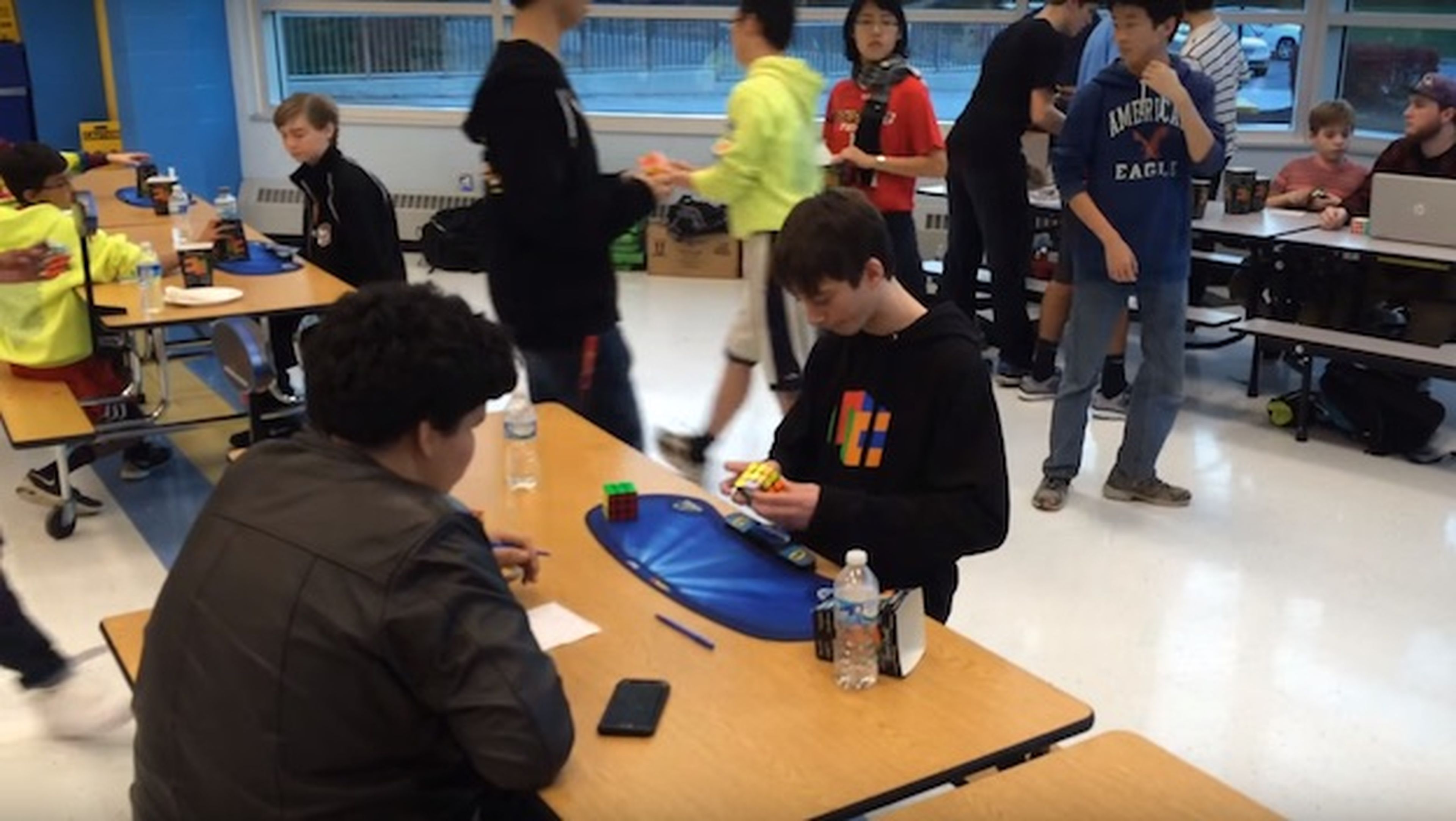 Joven de 14 años resuelve el cubo de Rubik en 4,90 segundos